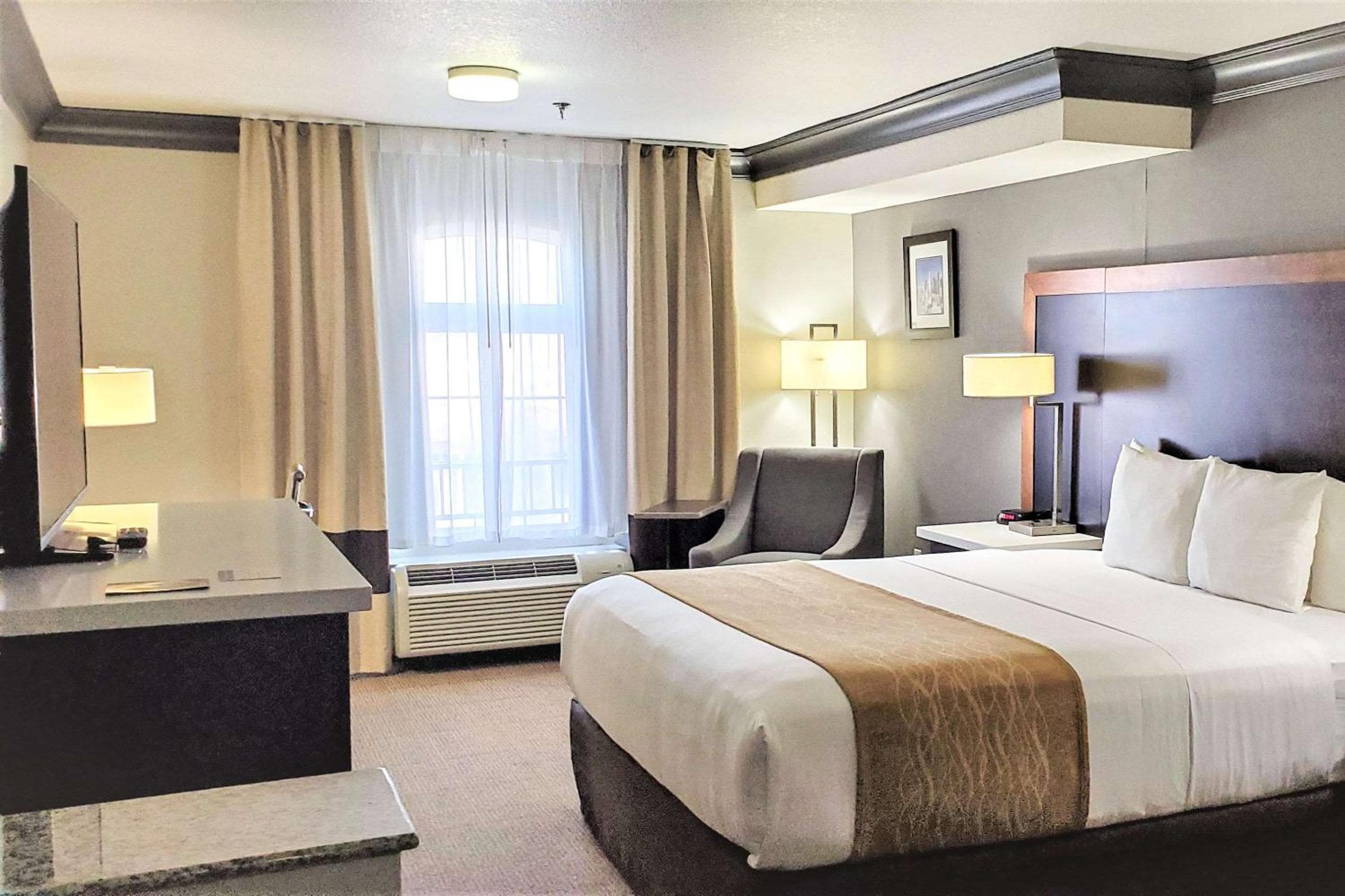 Comfort Inn & Suites Near Universal - N Hollywood - Burbank
