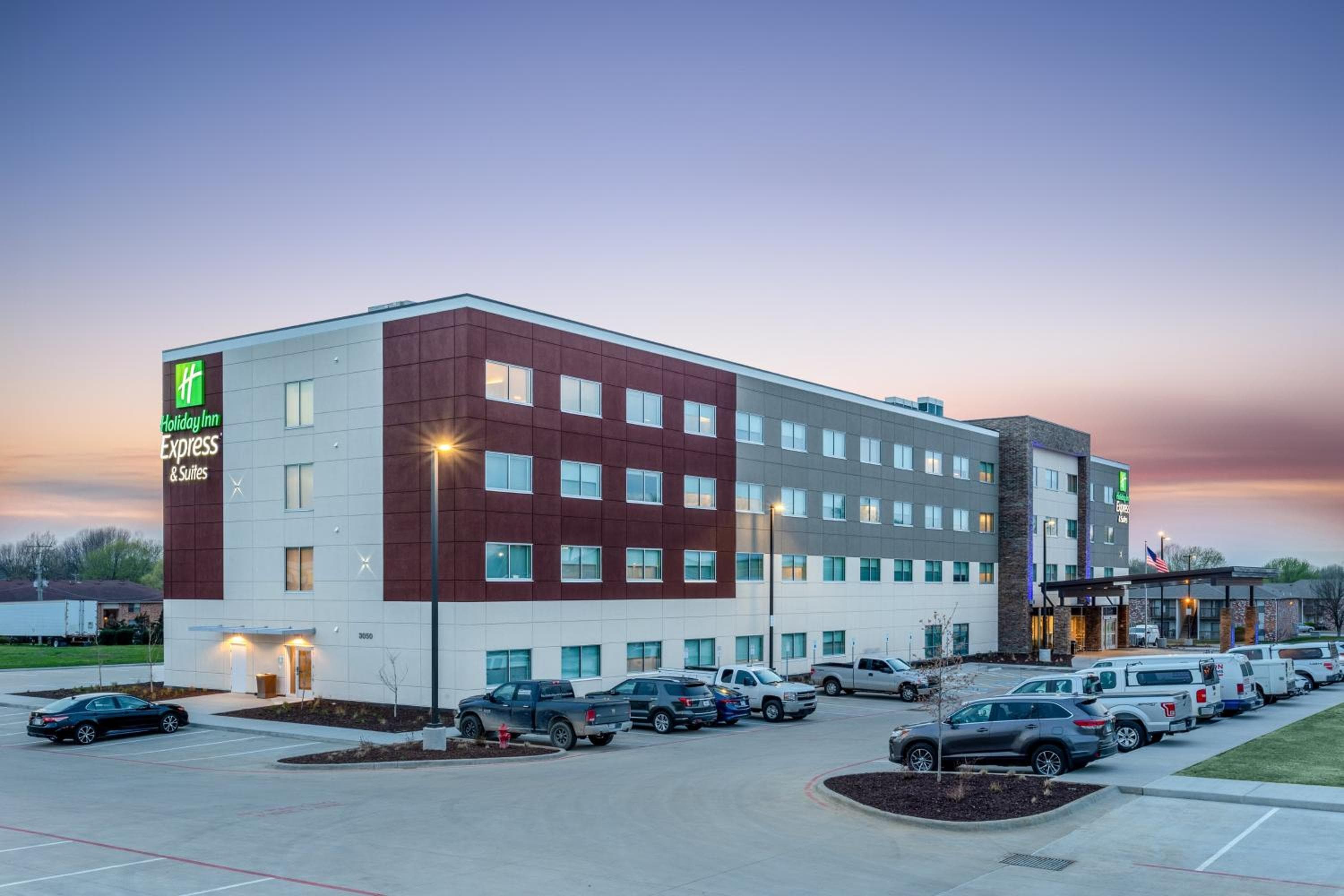 Holiday Inn Express & Suites - Springfield North by IHG