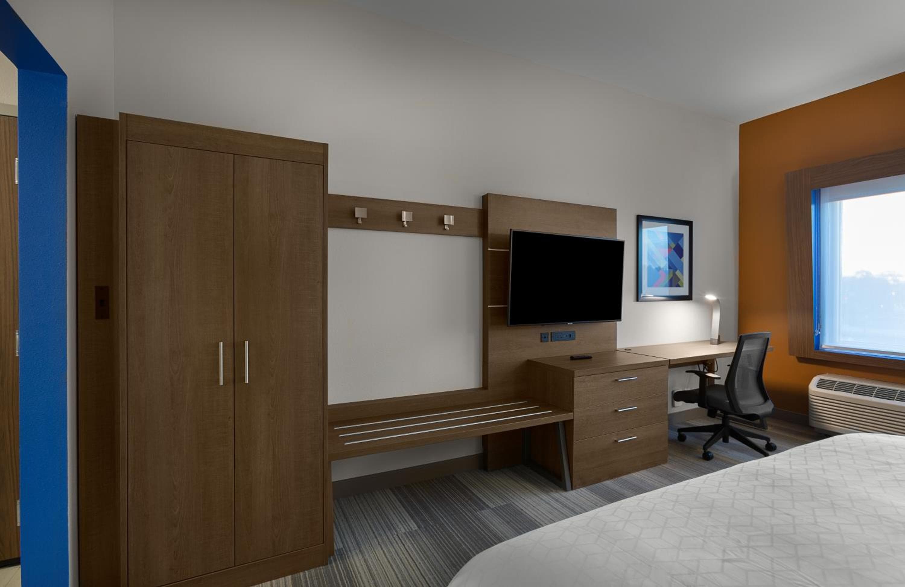 Holiday Inn Express & Suites - Fayetteville South by IHG