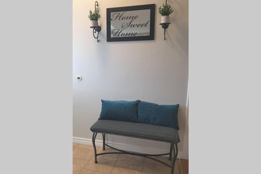 Sarnia Central Six - BIG 6 BR 2 BA - patio and BBQ