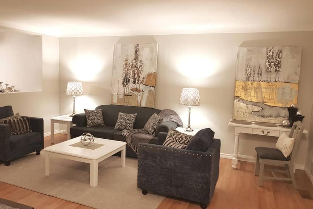 Sarnia Central Six - BIG 6 BR 2 BA - patio and BBQ