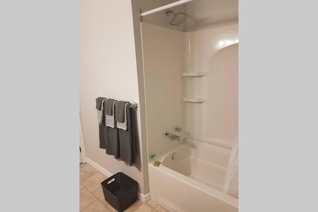 Sarnia Central Six - BIG 6 BR 2 BA - patio and BBQ