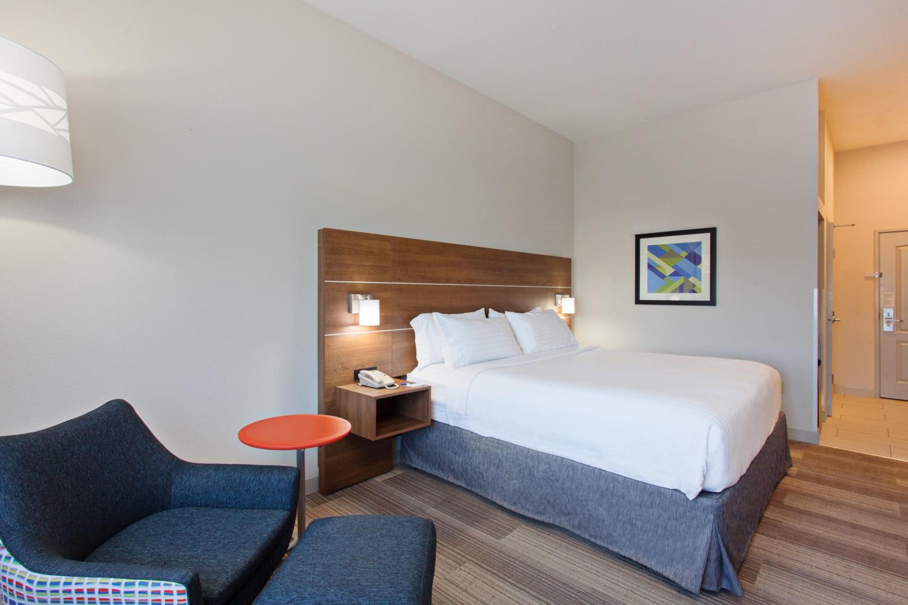 Holiday Inn Express & Suites Corona by IHG