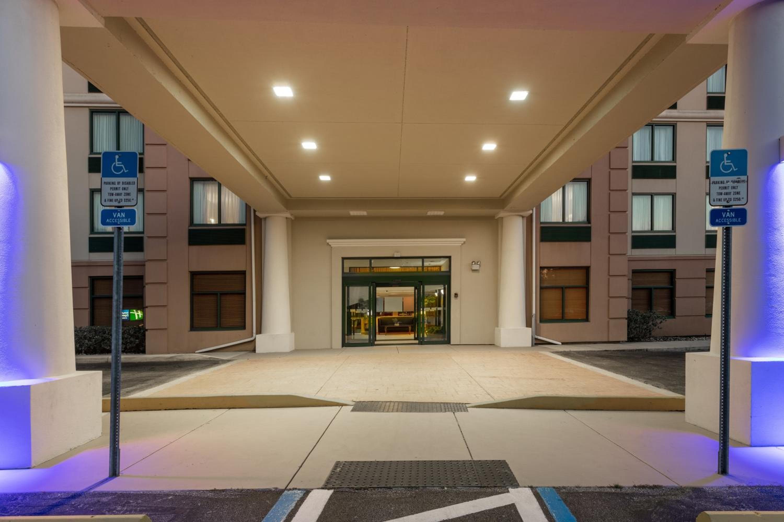 Holiday Inn Express & Suites Bradenton East-Lakewood Ranch by IHG