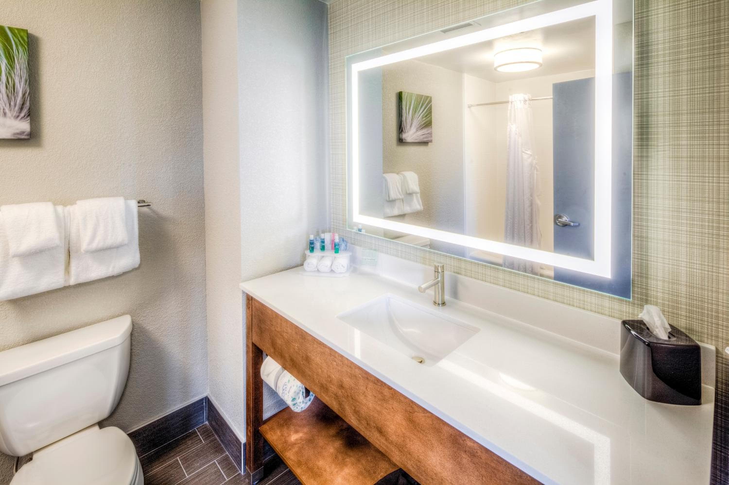 Holiday Inn Express & Suites Cleveland/Westlake by IHG