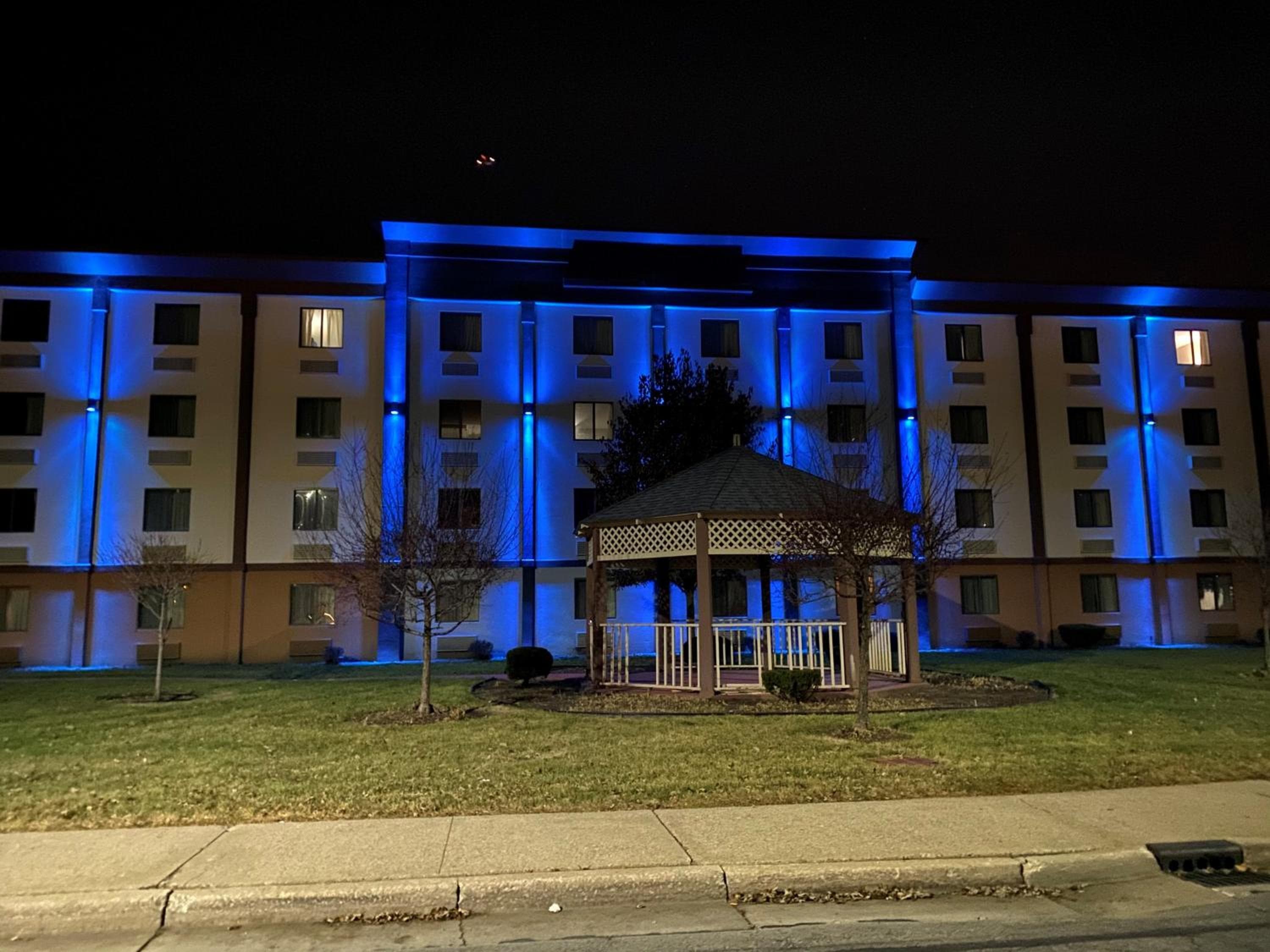 Days Inn and Suites by Wyndham Hammond, IN