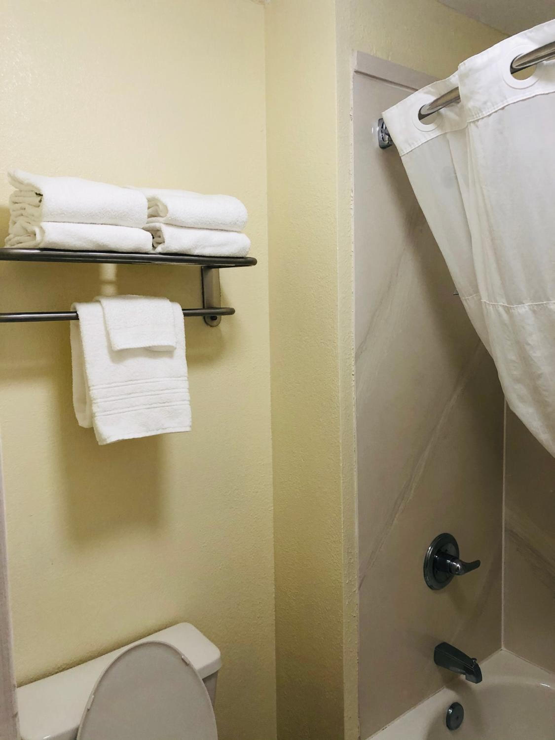 Days Inn & Suites by Wyndham Navarre - near Beaches Hurlburt