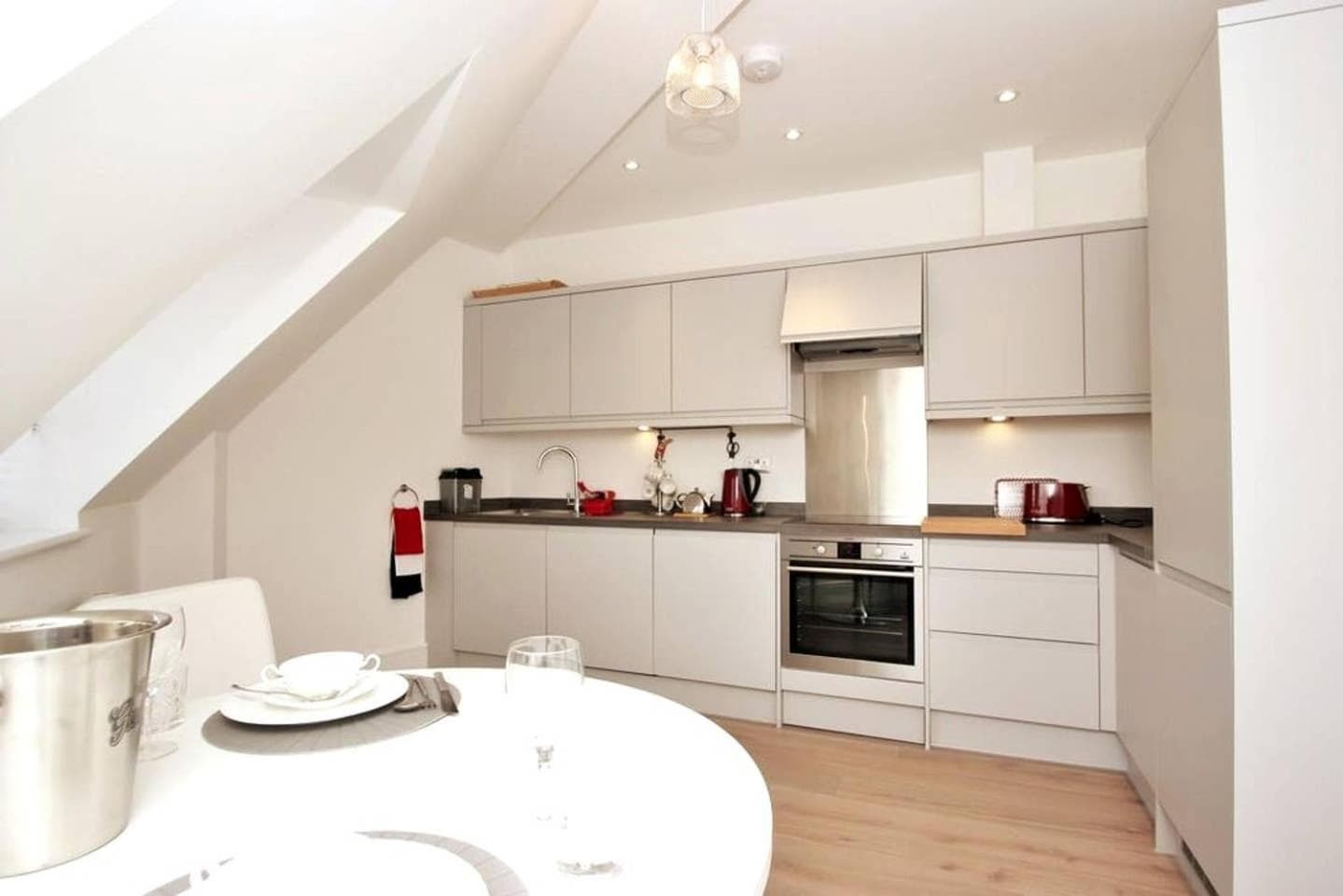 CC - Central Location Top Floor 2 Bed Deluxe Modern Apartment