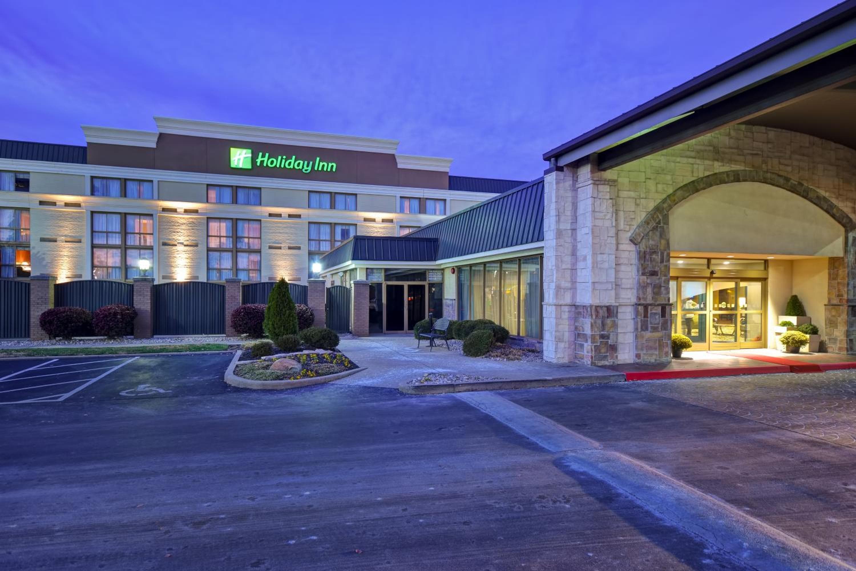 Holiday Inn Cincinnati-Riverfront by IHG