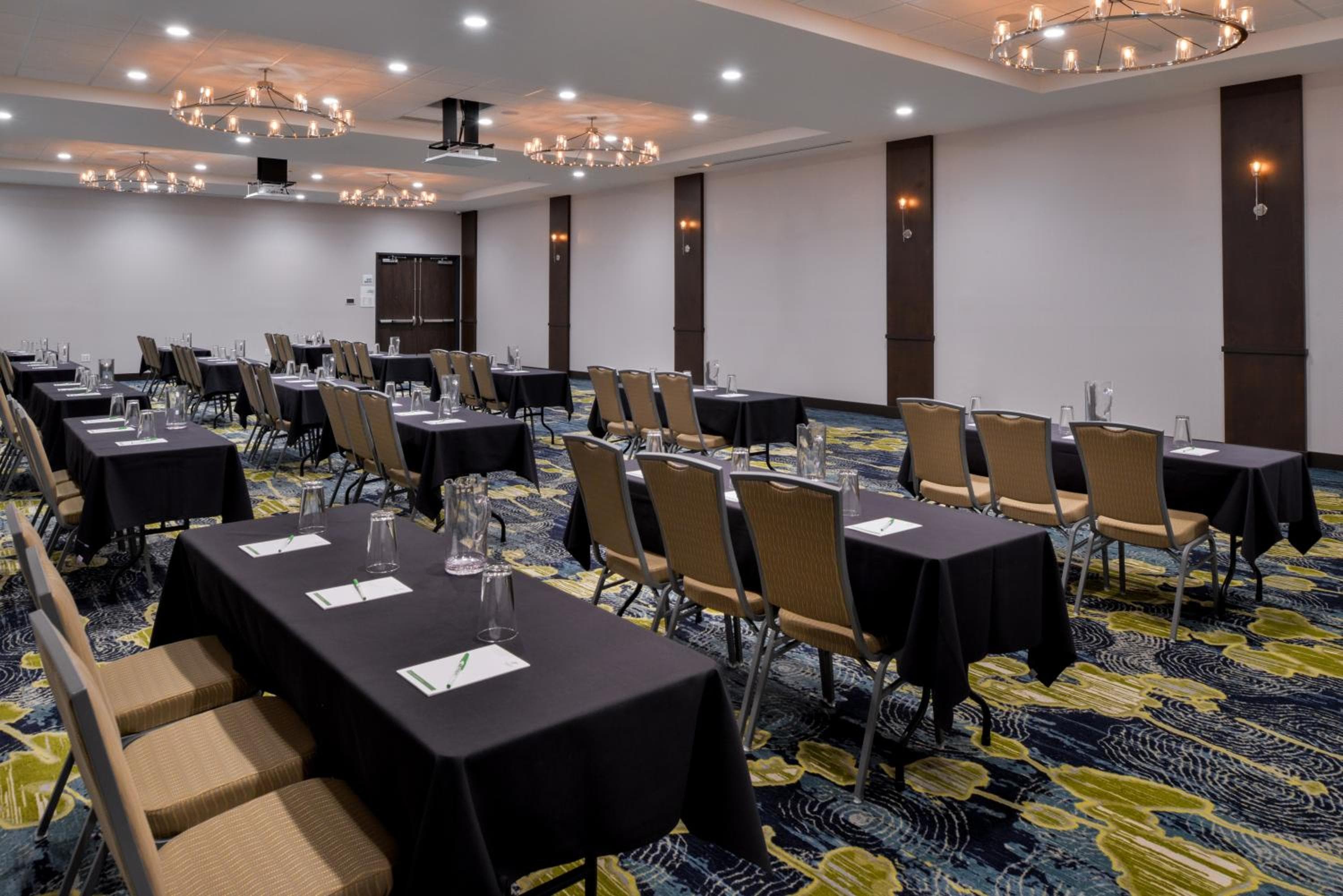 Holiday Inn & Suites Farmington Hills - Detroit NW by IHG
