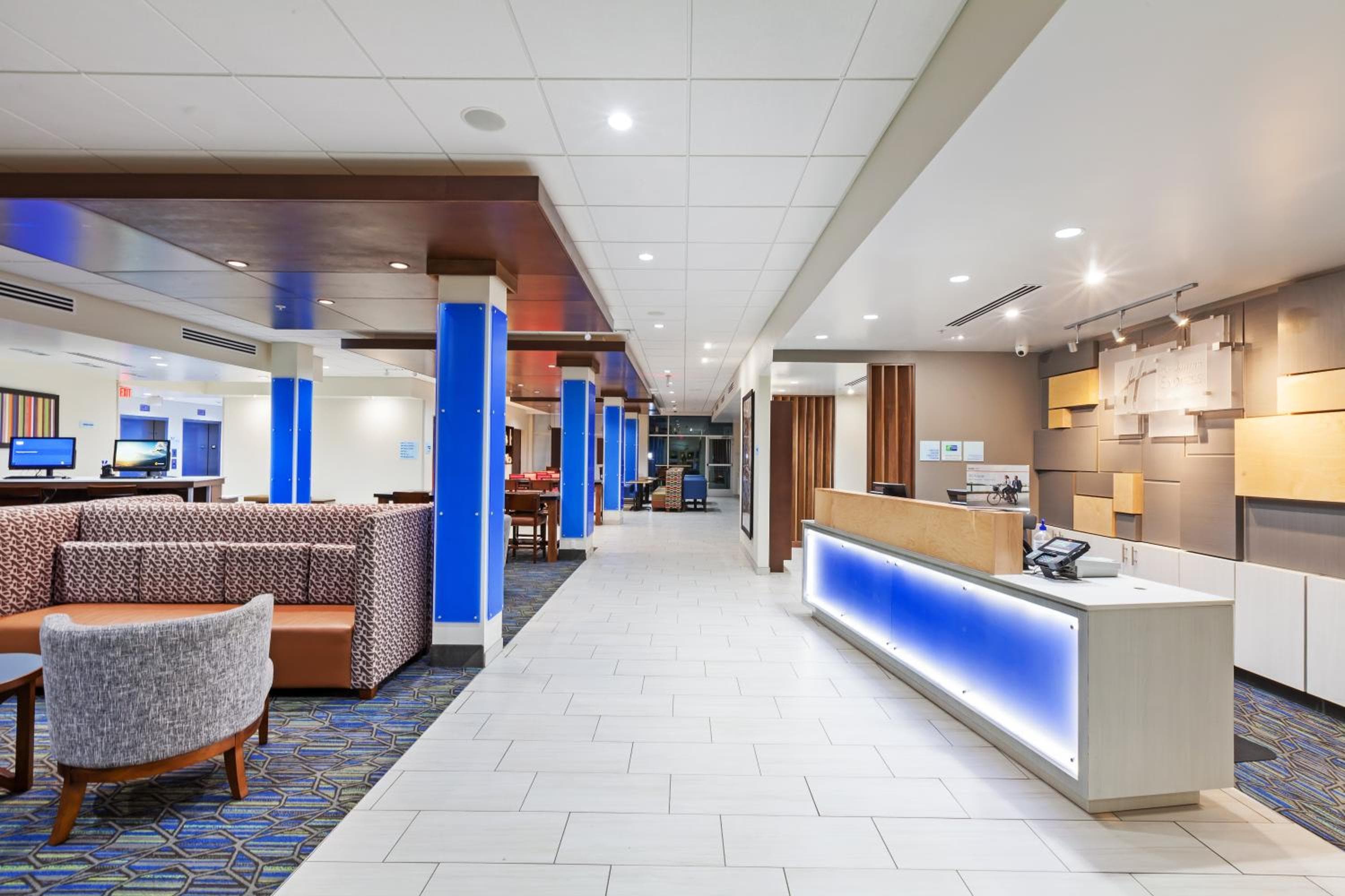 Holiday Inn Express & Suites Tulsa South - Woodland Hills by IHG