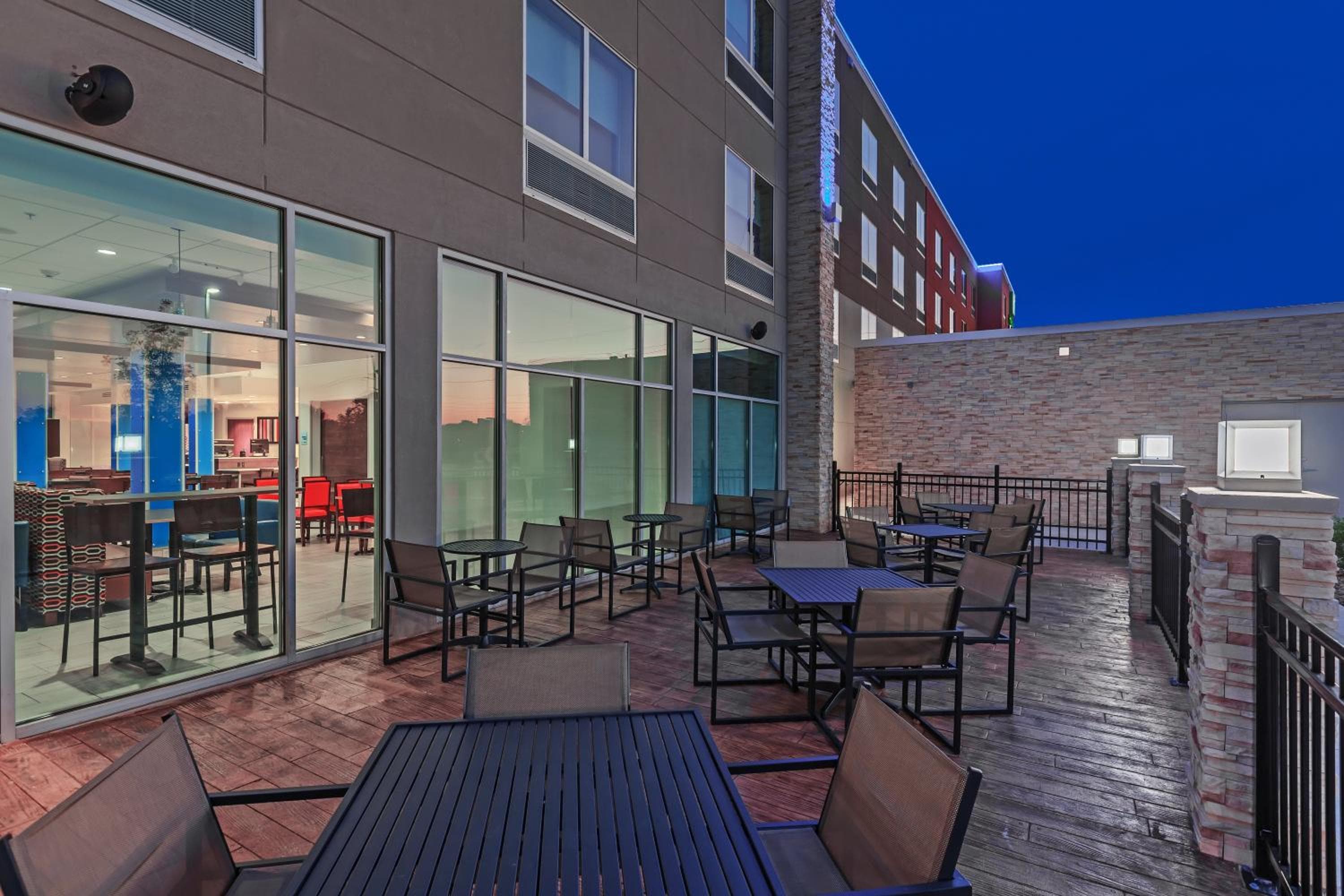Holiday Inn Express & Suites Tulsa South - Woodland Hills by IHG