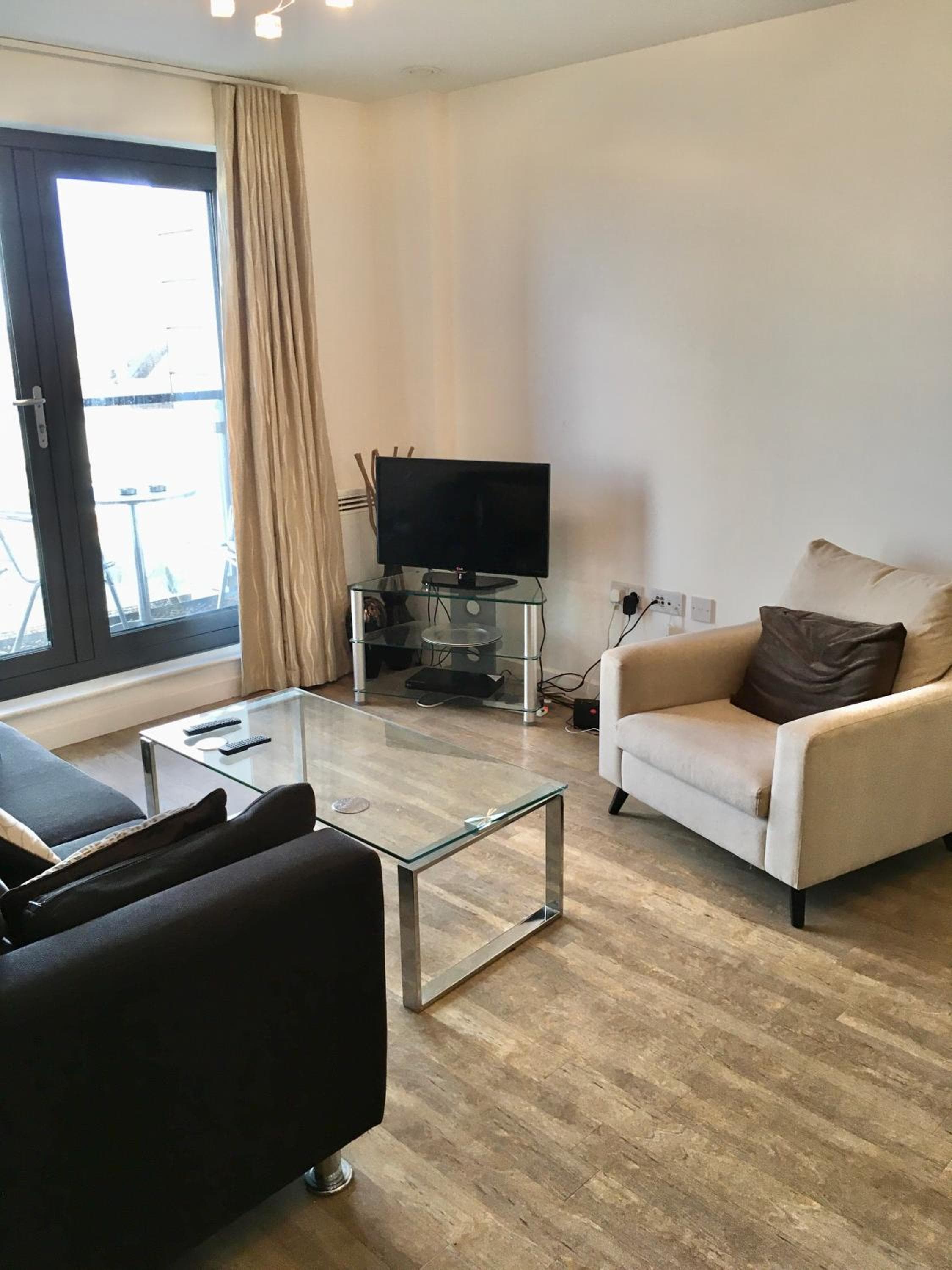 New Central Woking 1 and 2 Bedroom Apartments with Free Gym, close to Train Station