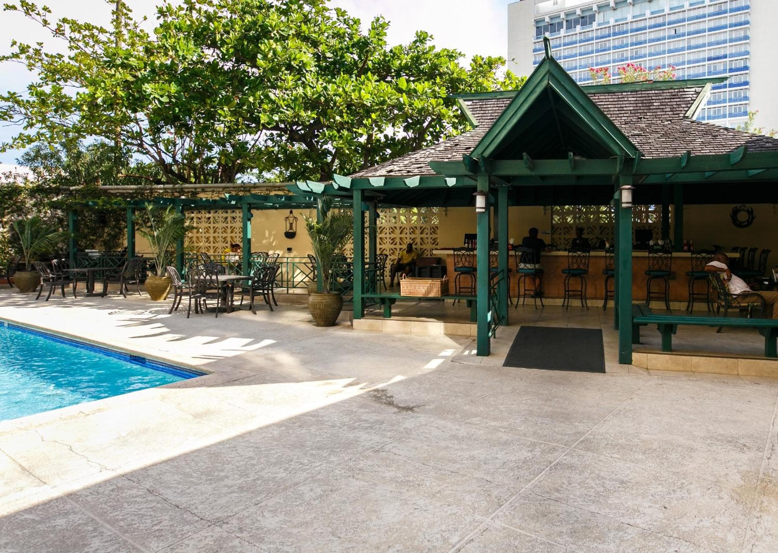 Courtleigh Hotel & Suites