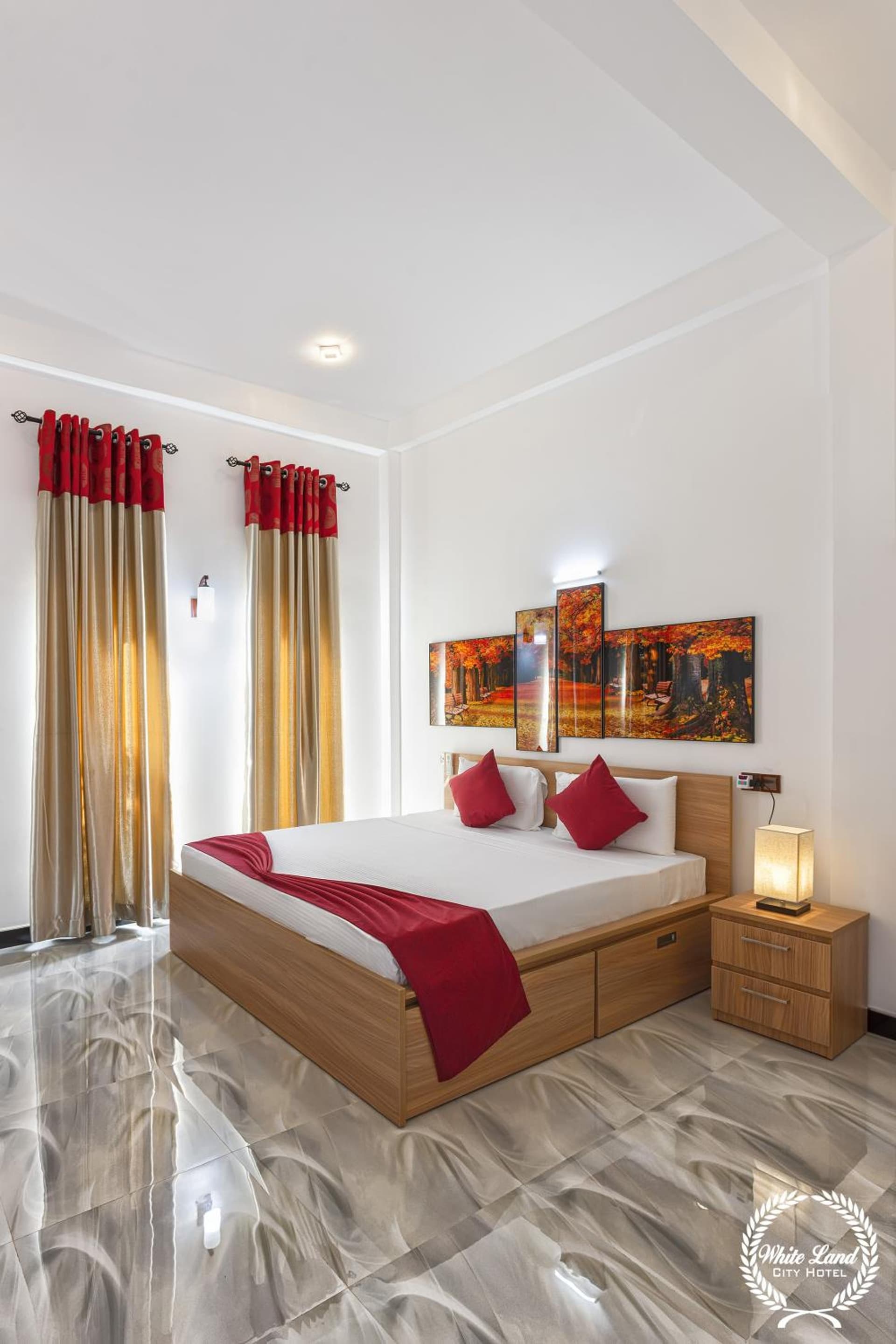 White Land City Hotel