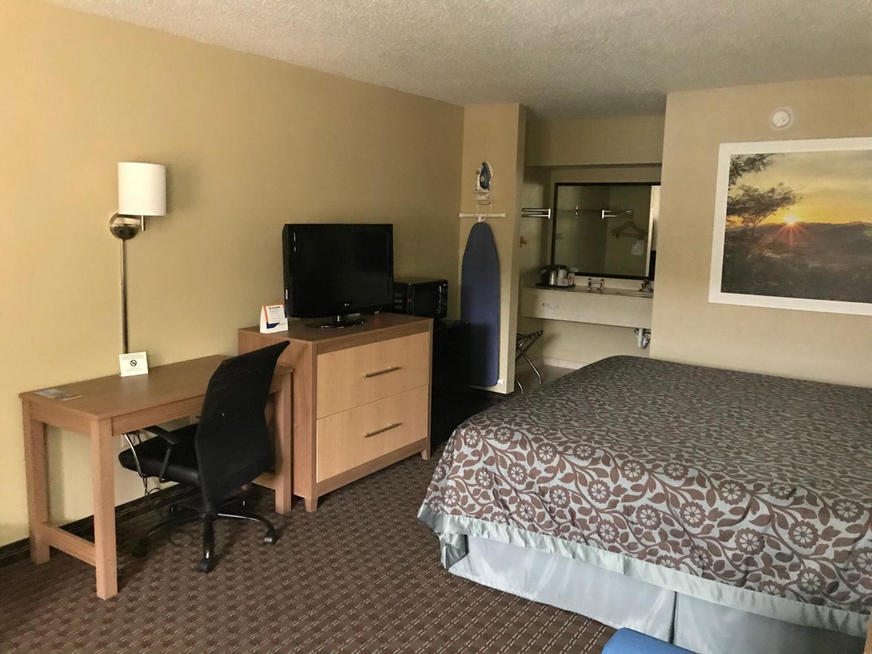 Days Inn By Wyndham Lexington-Columbia
