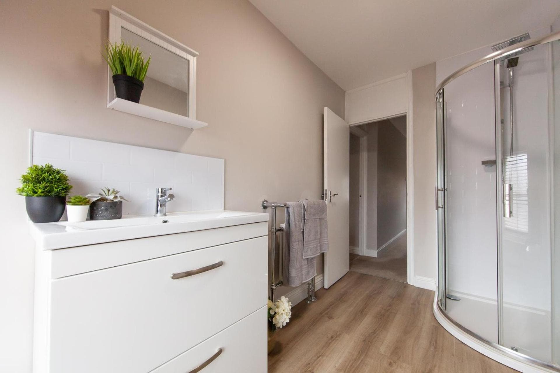 Large House - Contractors & Families & Private Parking