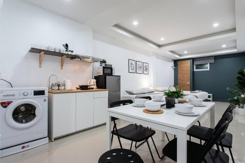 P1 Silom Pan large room full kitchen WIFI 4-6pax