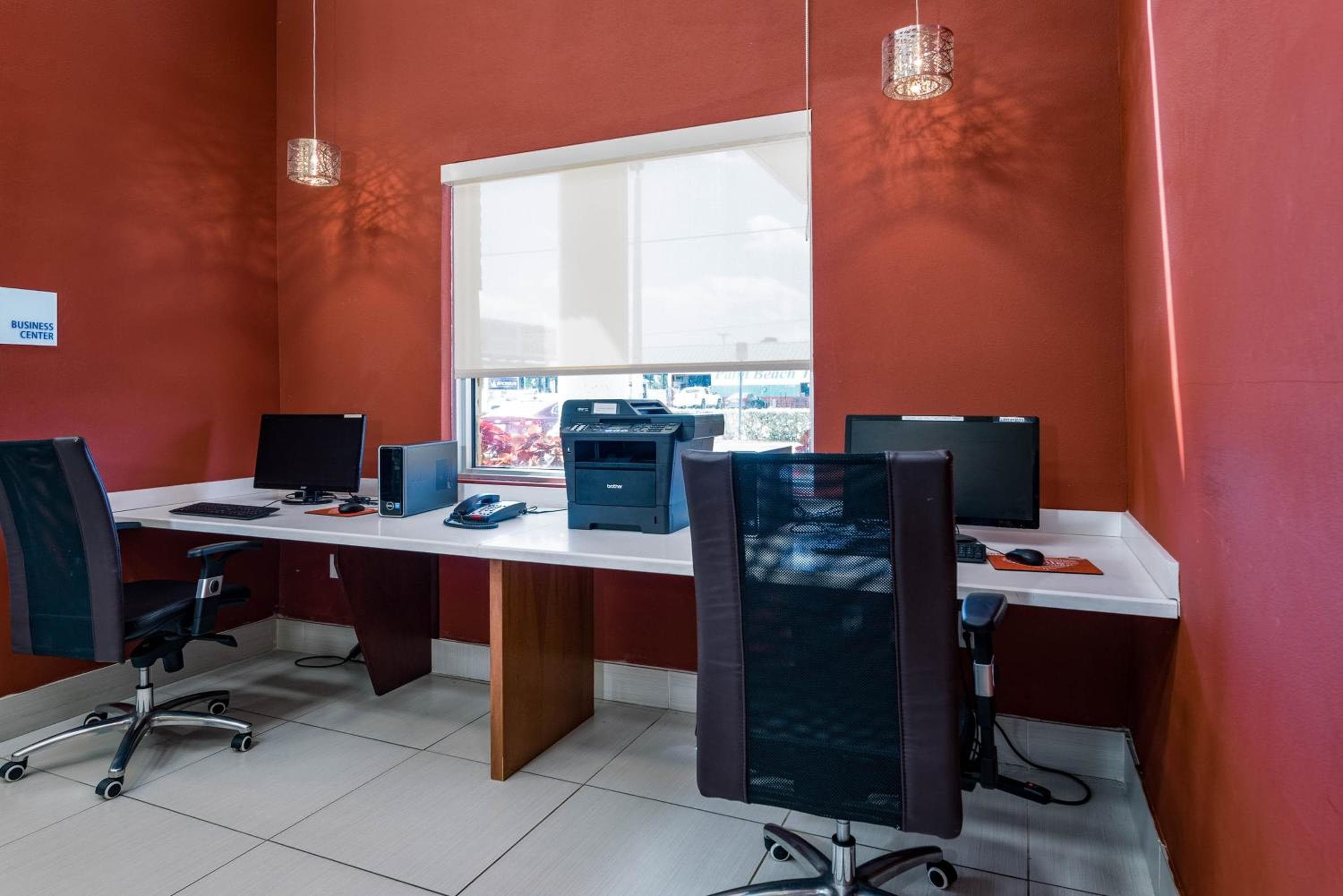 Holiday Inn Express & Suites Lantana by IHG