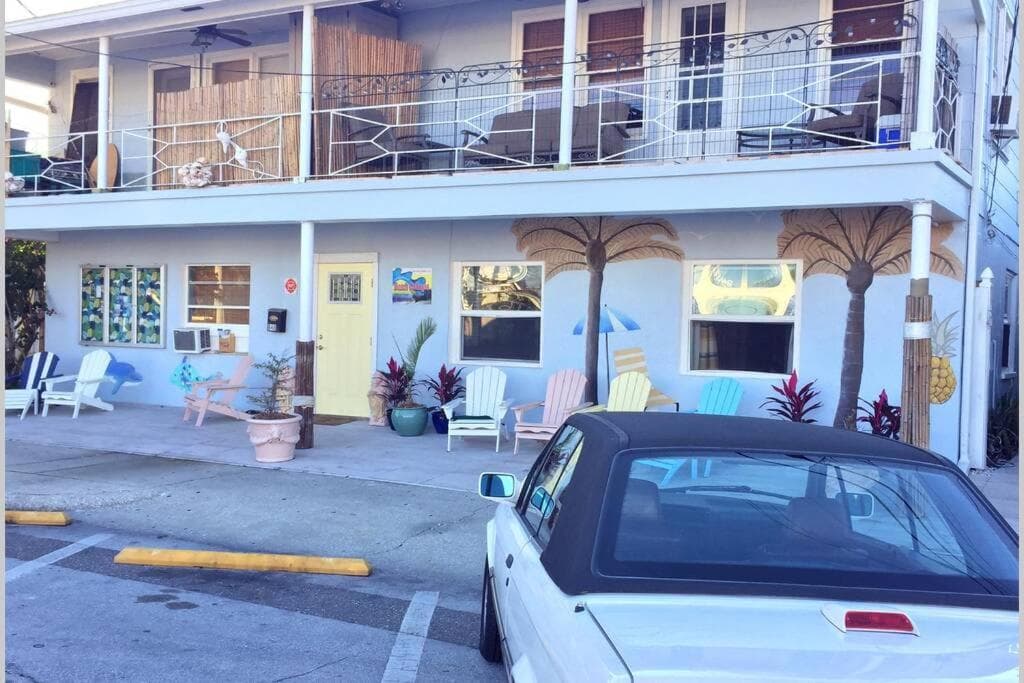 Gorgeous condo, 2 bedrooms, 2 baths, with pool, minutes to Clearwater Beach