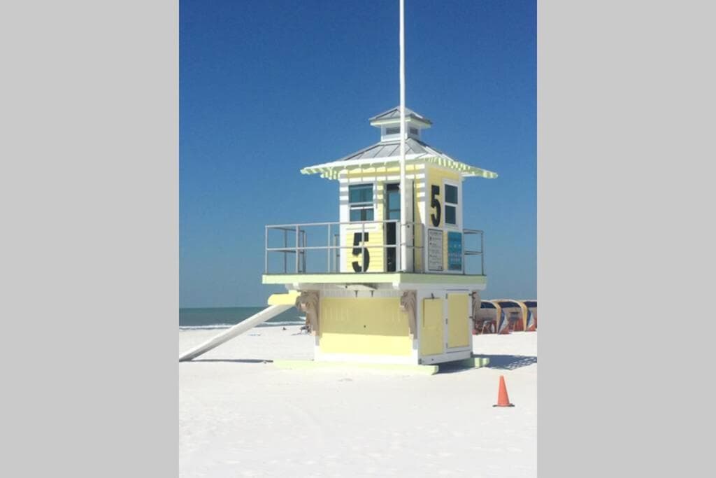 Gorgeous condo, 2 bedrooms, 2 baths, with pool, minutes to Clearwater Beach
