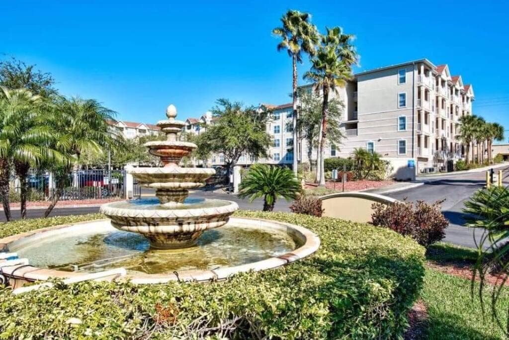 Gorgeous condo, 2 bedrooms, 2 baths, with pool, minutes to Clearwater Beach