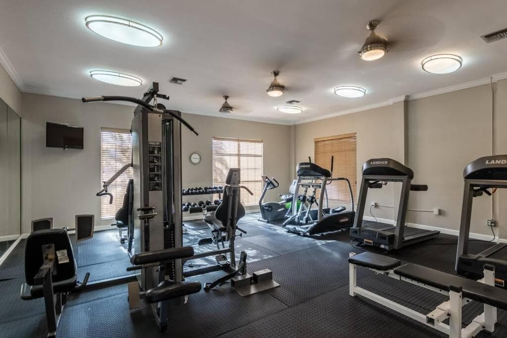 Gorgeous condo, 2 bedrooms, 2 baths, with pool, minutes to Clearwater Beach