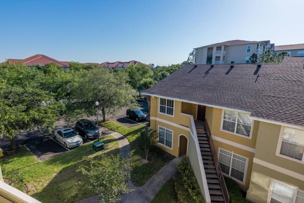 Gorgeous condo, 2 bedrooms, 2 baths, with pool, minutes to Clearwater Beach