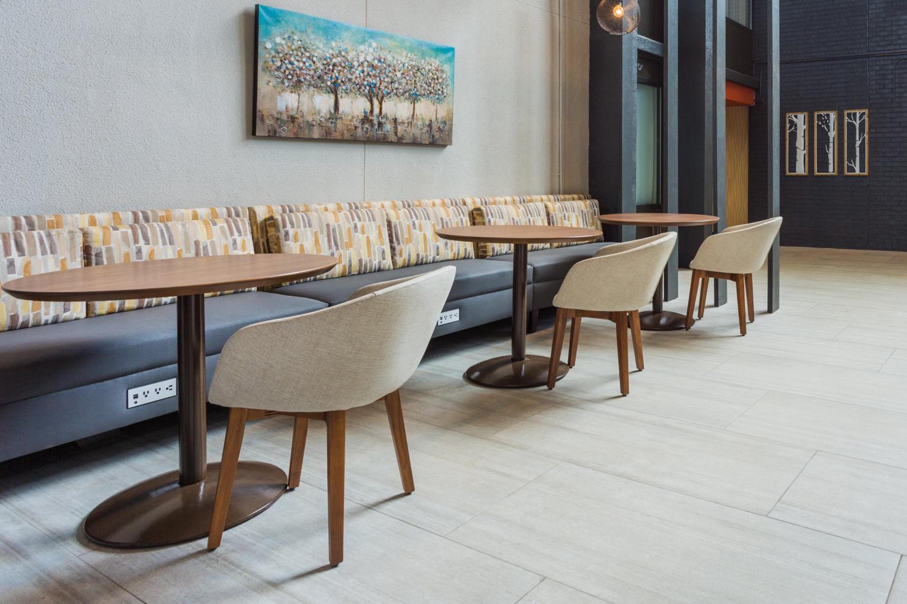 Holiday Inn Roanoke Airport - Conference CTR by IHG