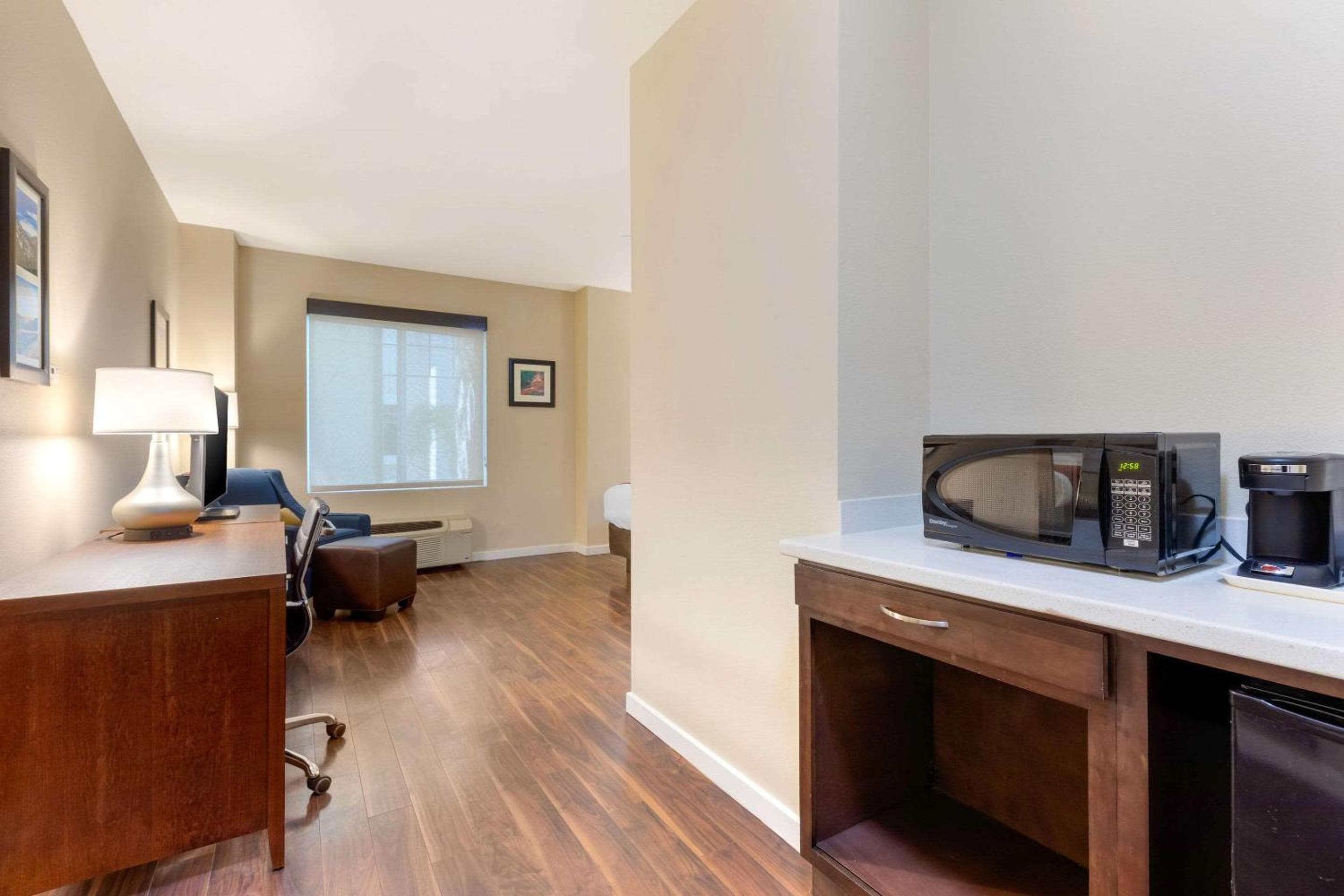 Comfort Inn & Suites Near Ontario Airport
