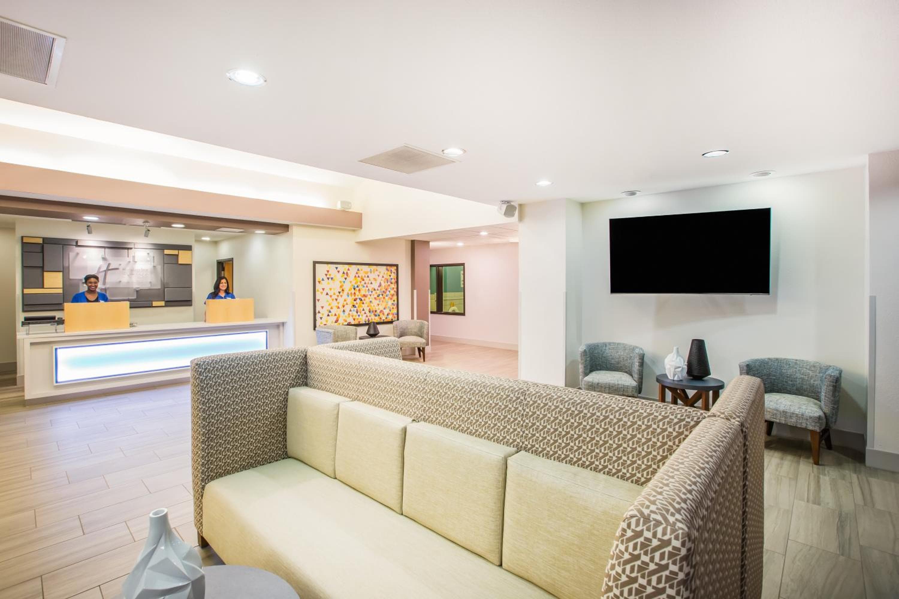 Holiday Inn Express & Suites Bellevue -Omaha Area- by IHG