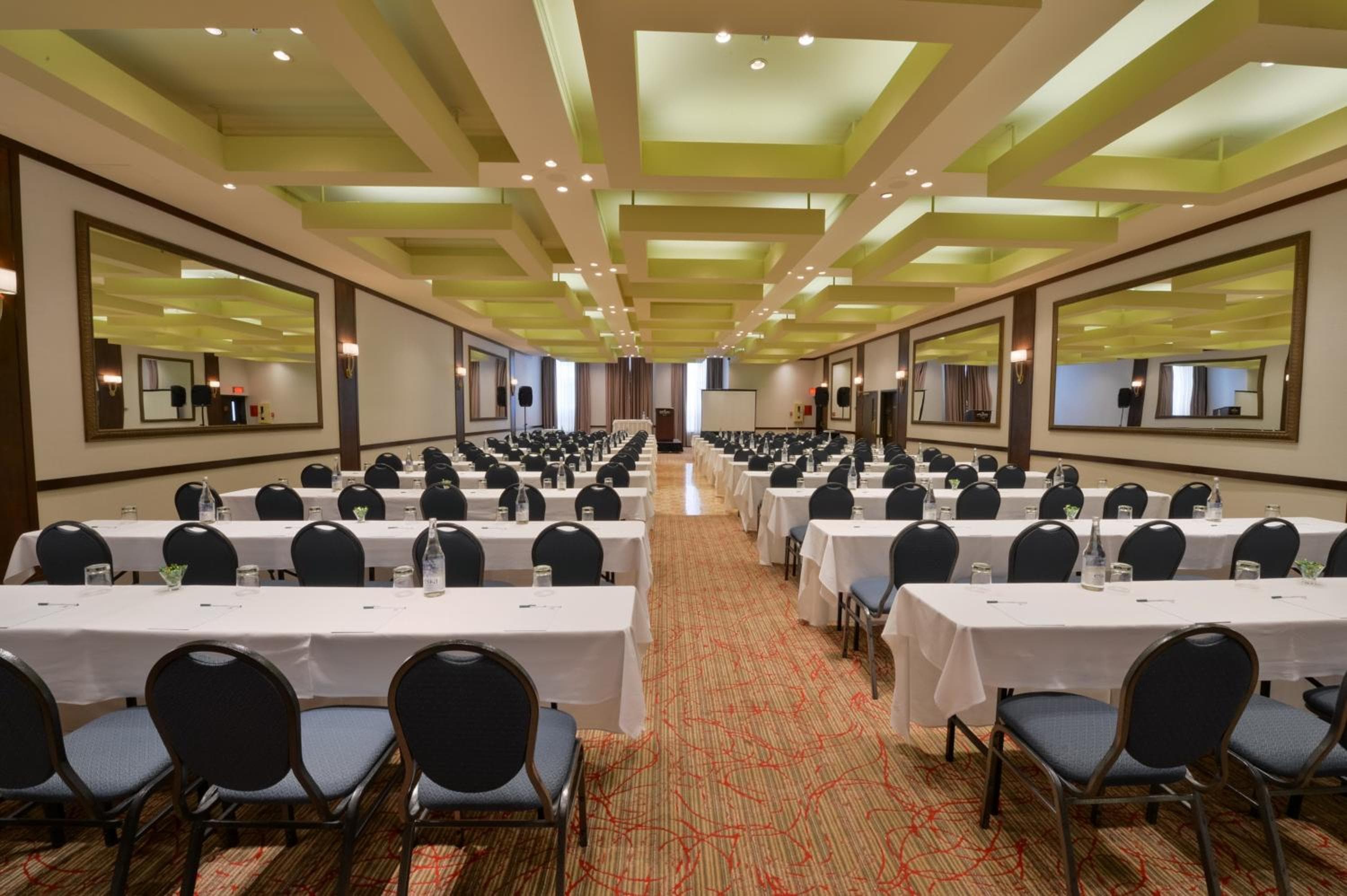 Holiday Inn Montreal Centre Ville Downtown by IHG