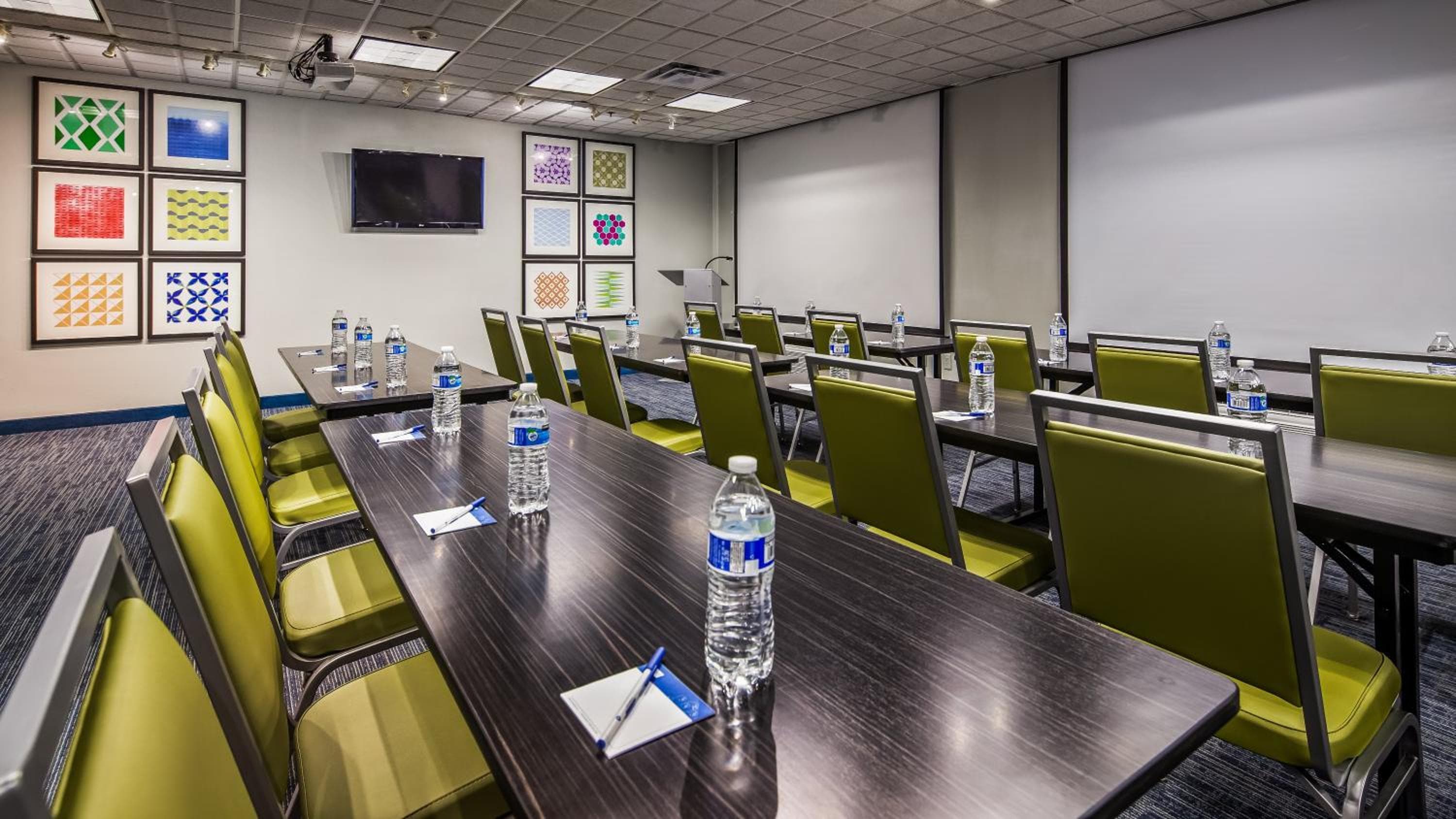 Holiday Inn Express & Suites Detroit - Farmington Hills by IHG
