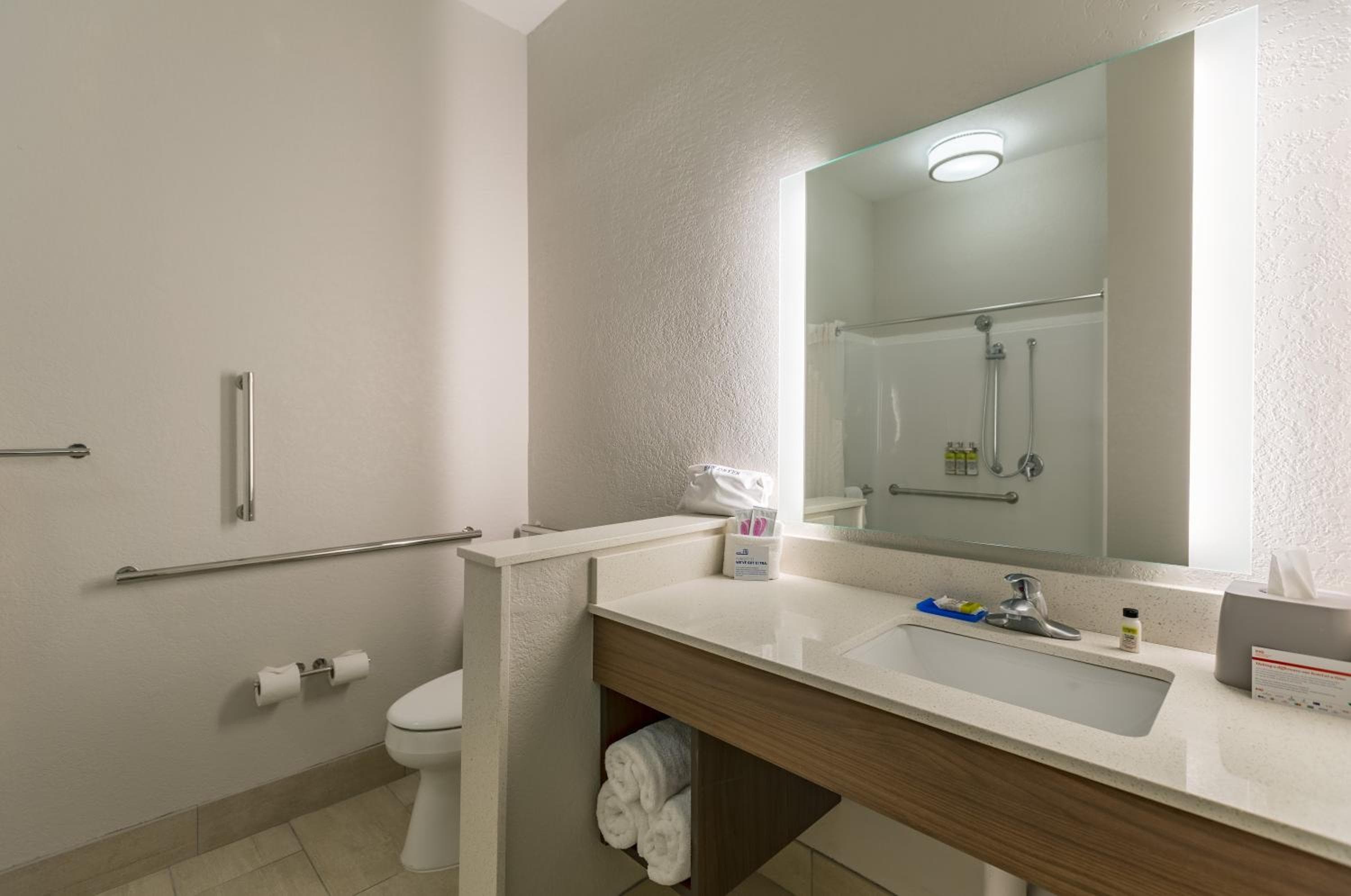 Holiday Inn Express & Suites - San Marcos South by IHG