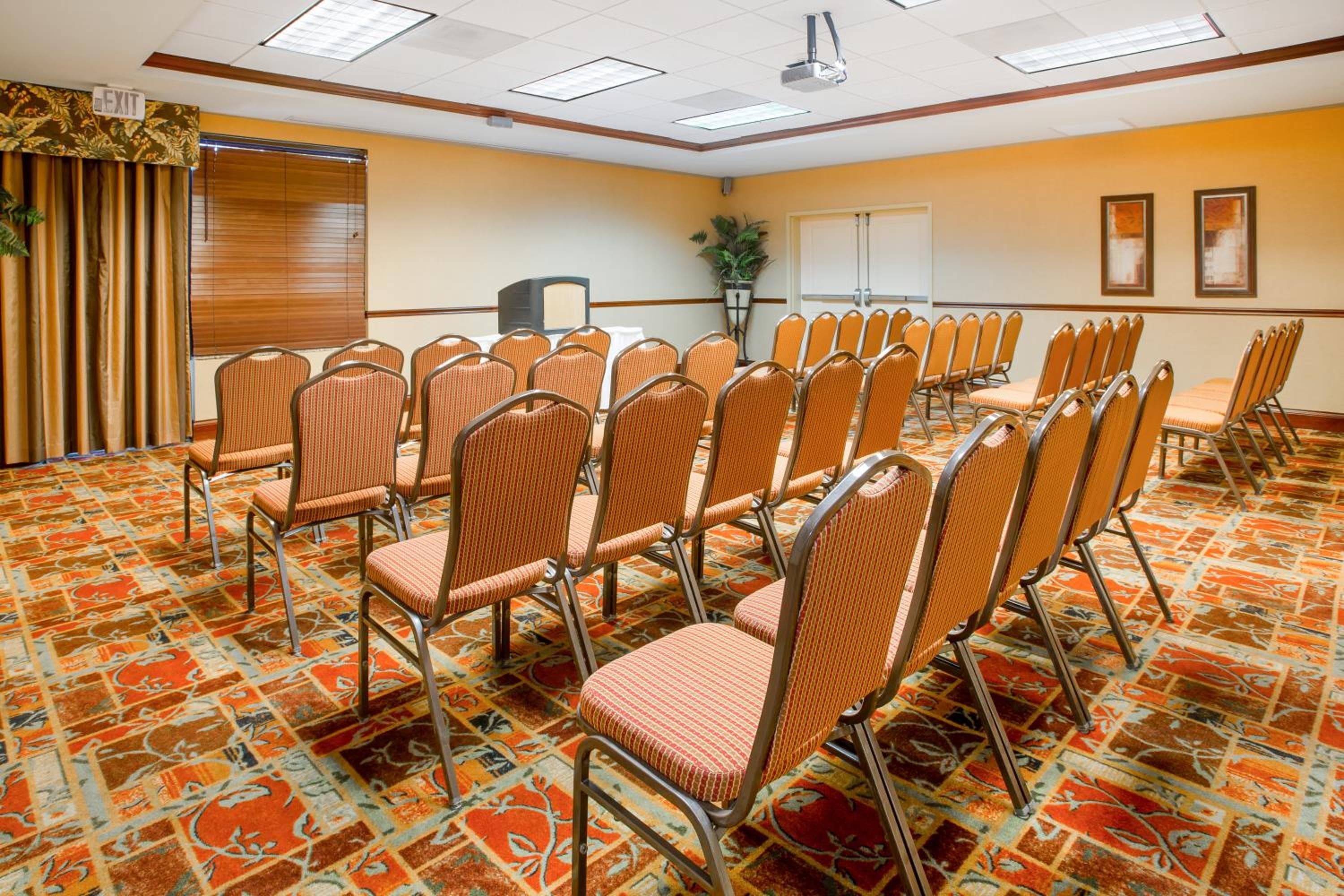 Holiday Inn Express & Suites Bloomington by IHG