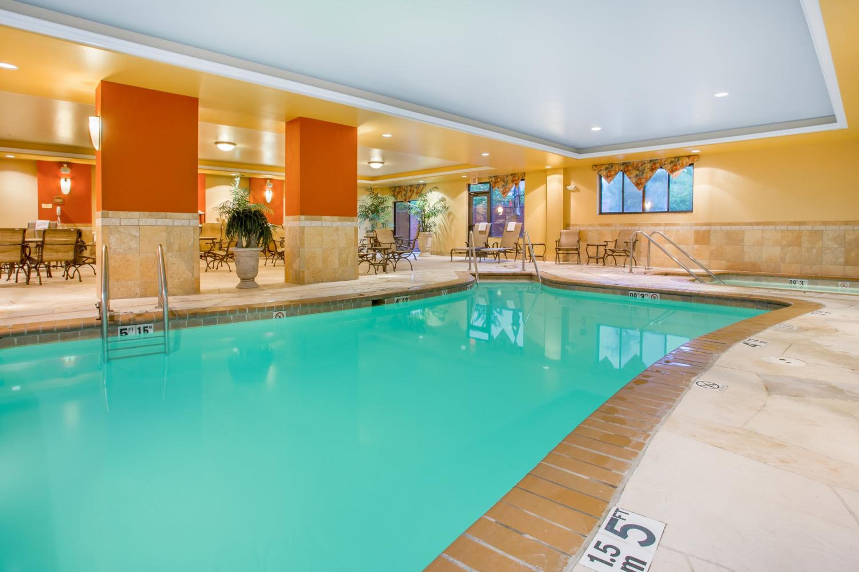 Holiday Inn Express & Suites Bloomington by IHG