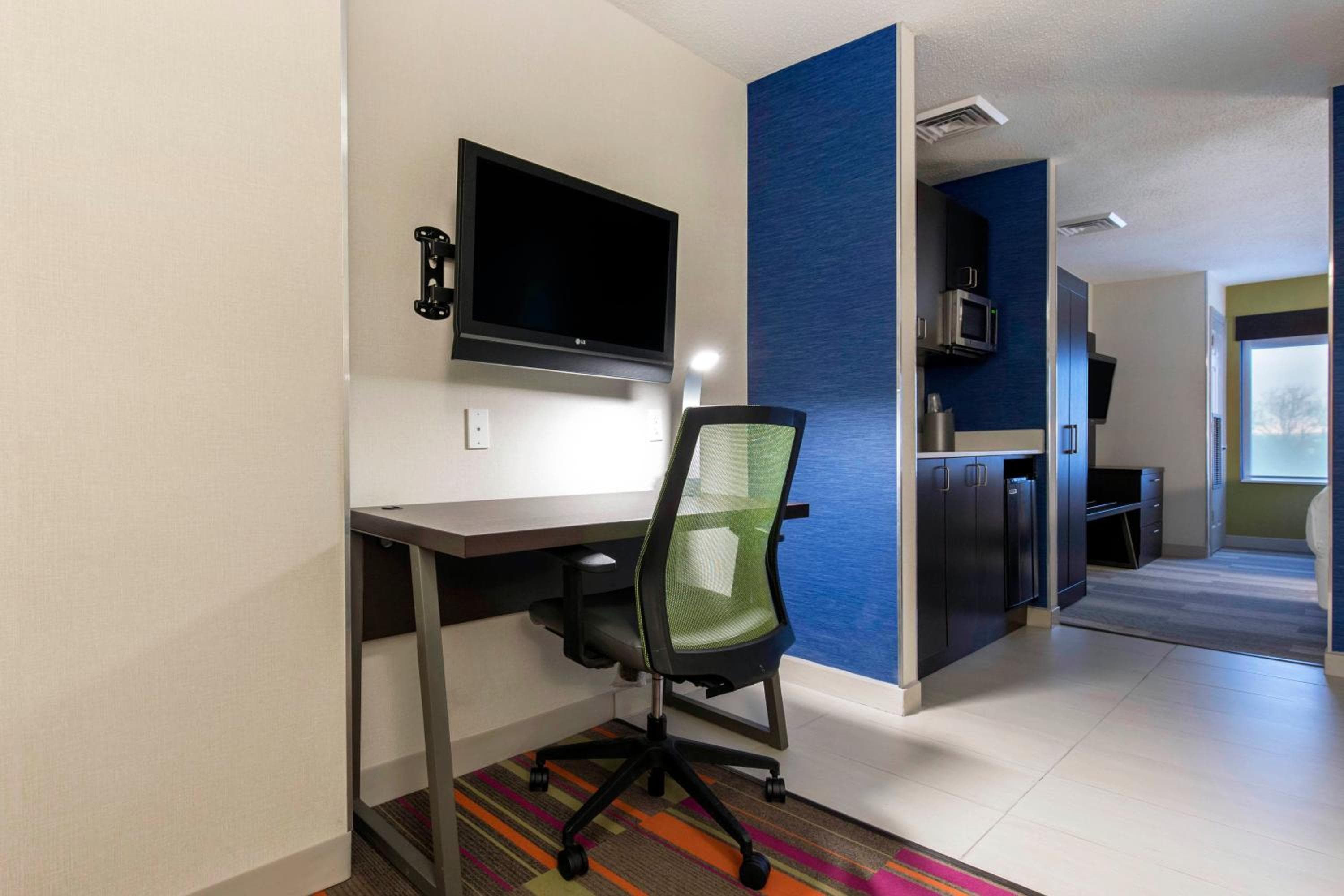 Holiday Inn Express & Suites Chicago West - St Charles by IHG