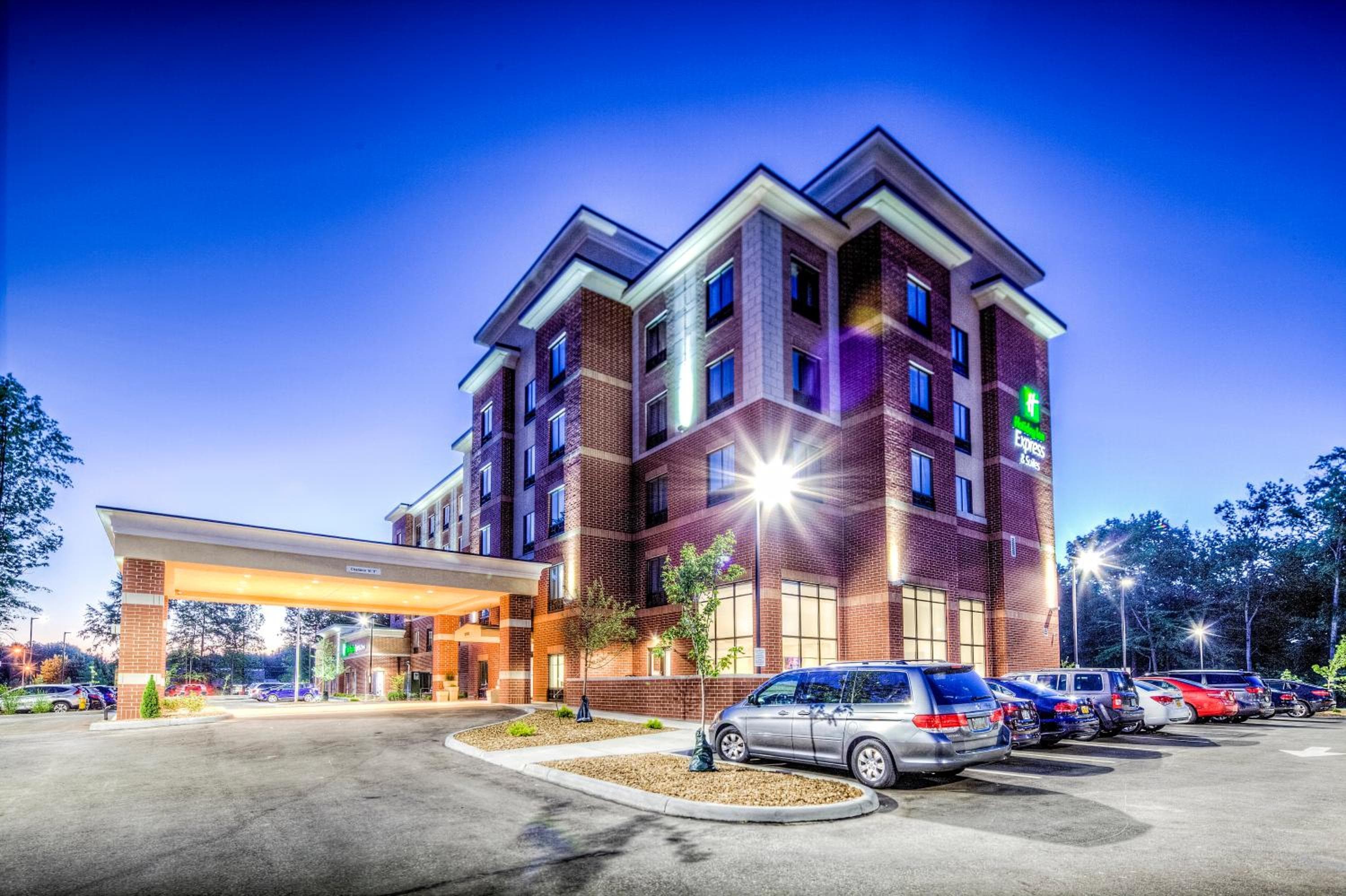 Holiday Inn Express & Suites Cleveland/Westlake by IHG