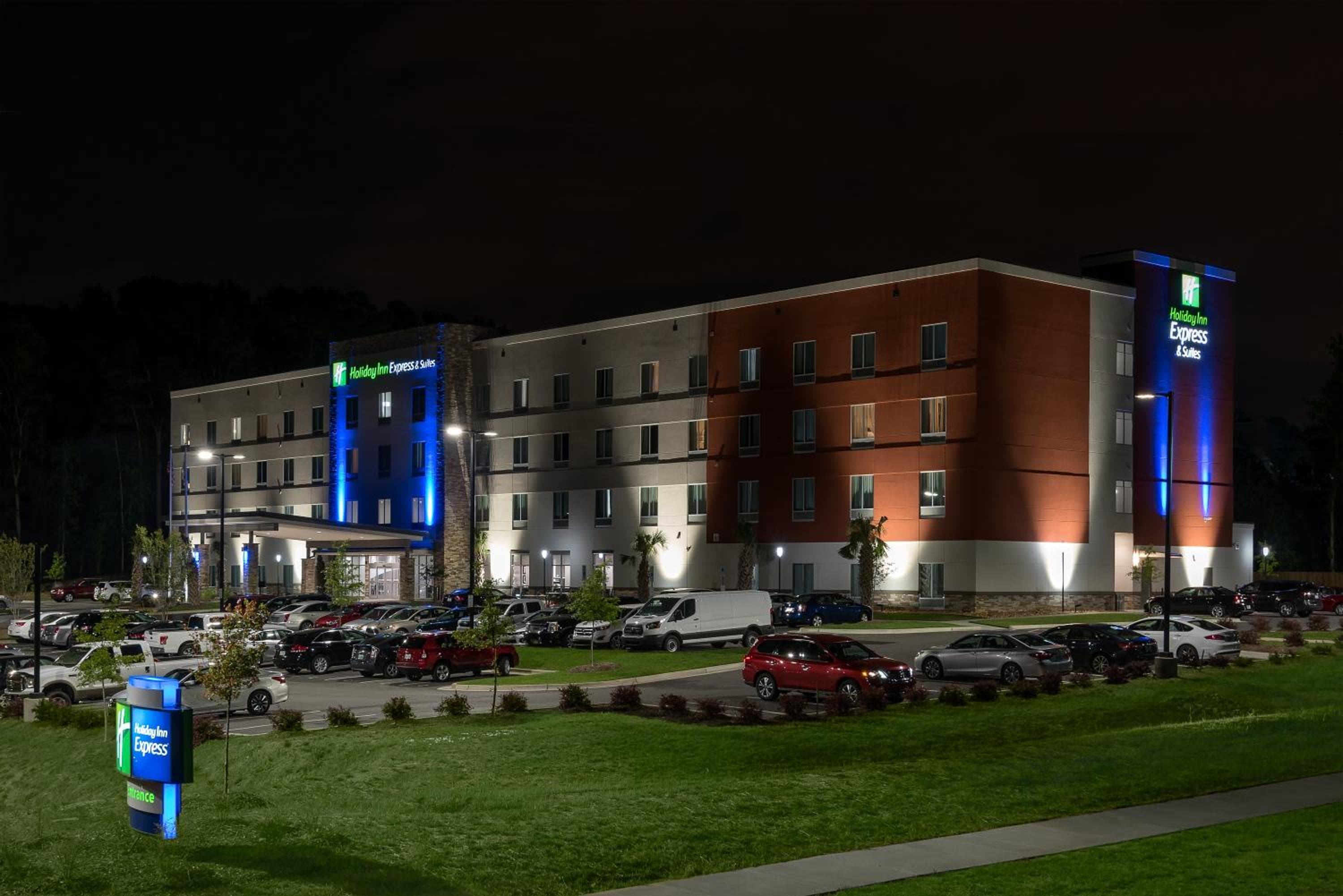 Holiday Inn Express & Suites - Charlotte Airport by IHG