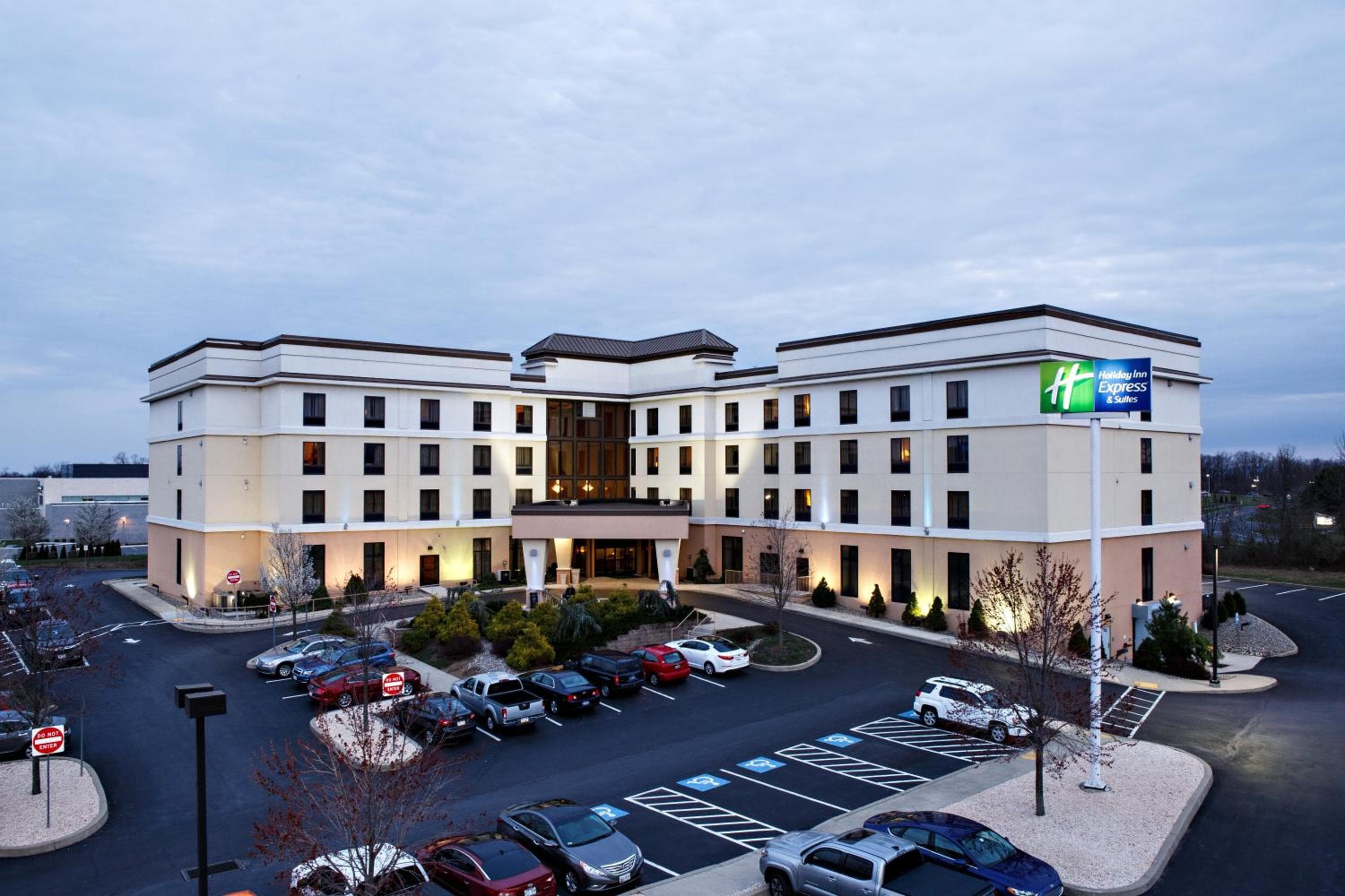 Holiday Inn Express & Suites Harrisburg West