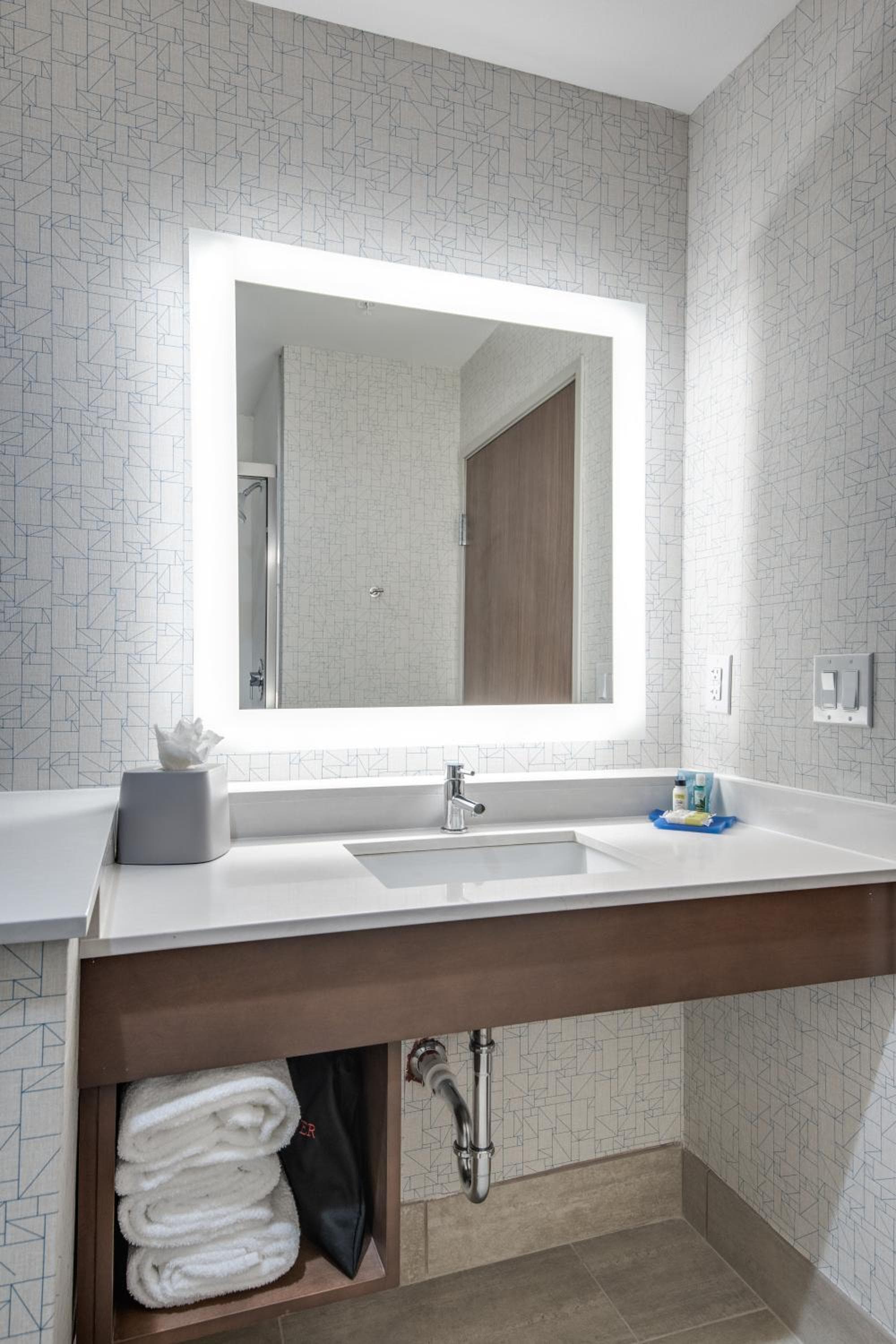Holiday Inn Express & Suites Dallas North - Addison by IHG