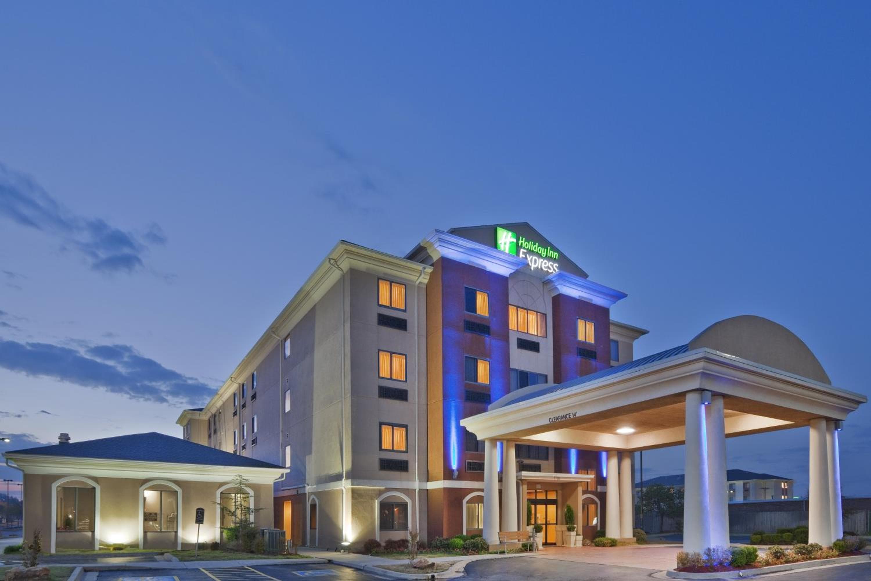 Holiday Inn Express & Suites Midwest City by IHG