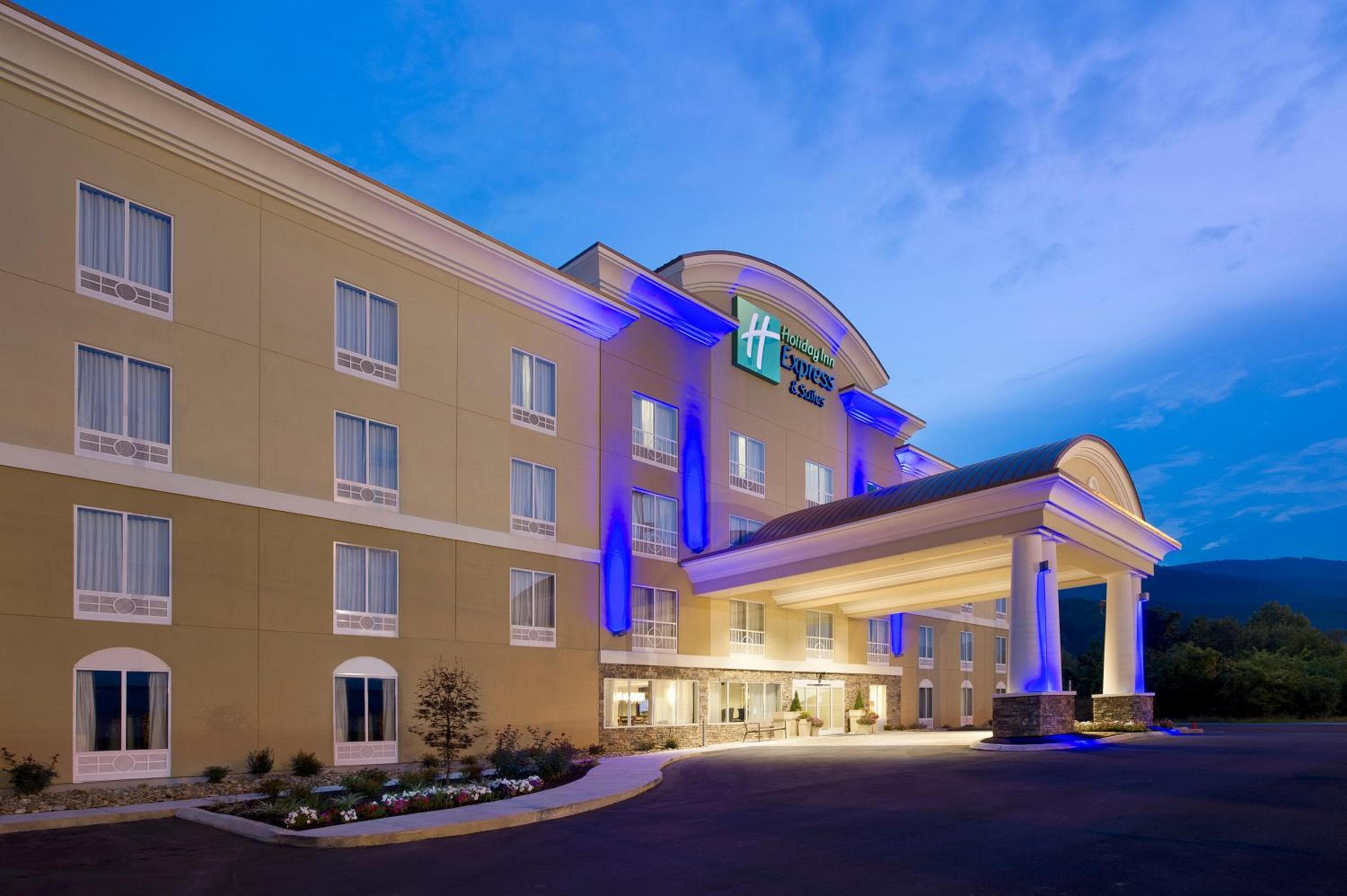 Holiday Inn Express & Suites Caryville by IHG
