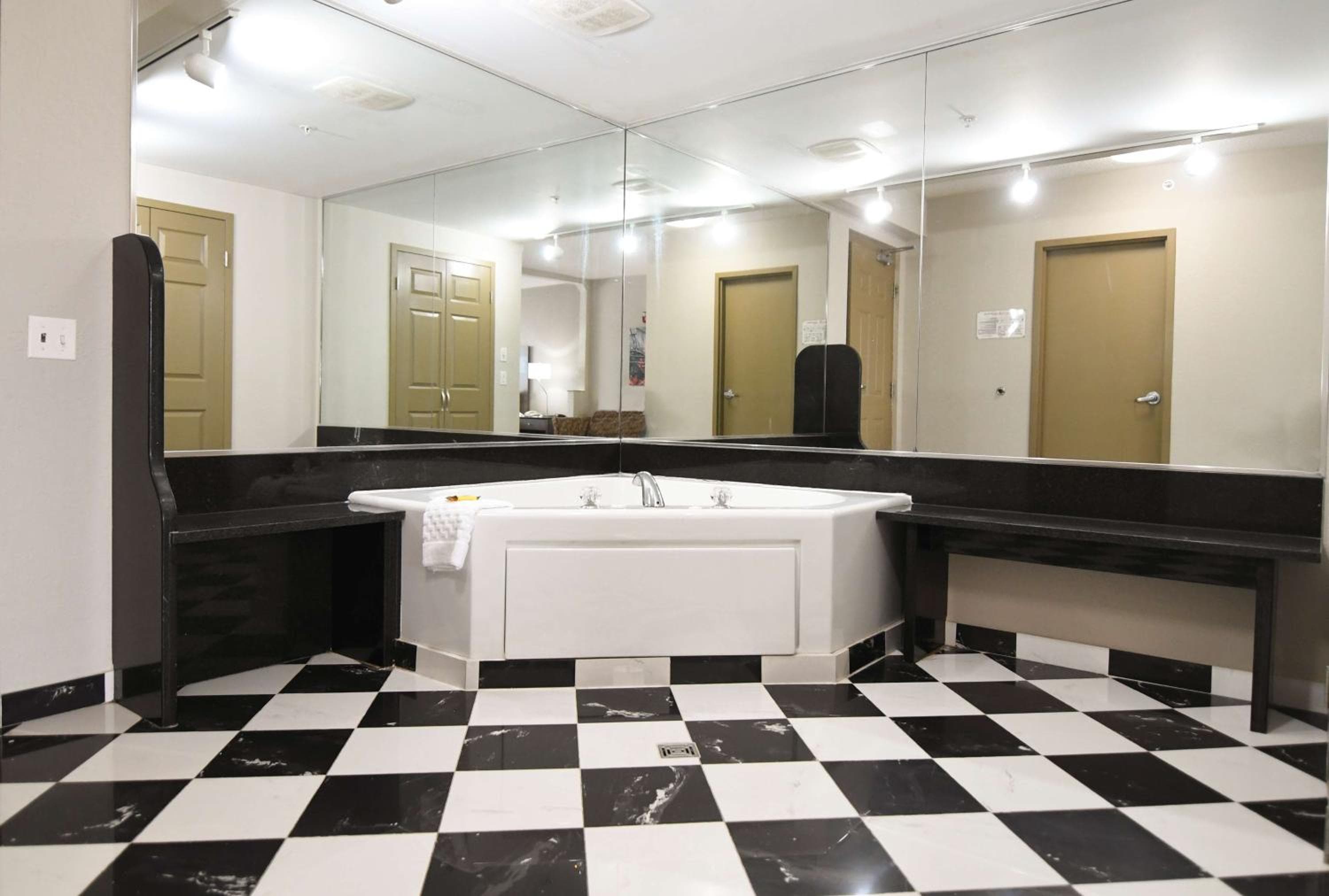 Best Western Plus Sandusky Hotel & Suites