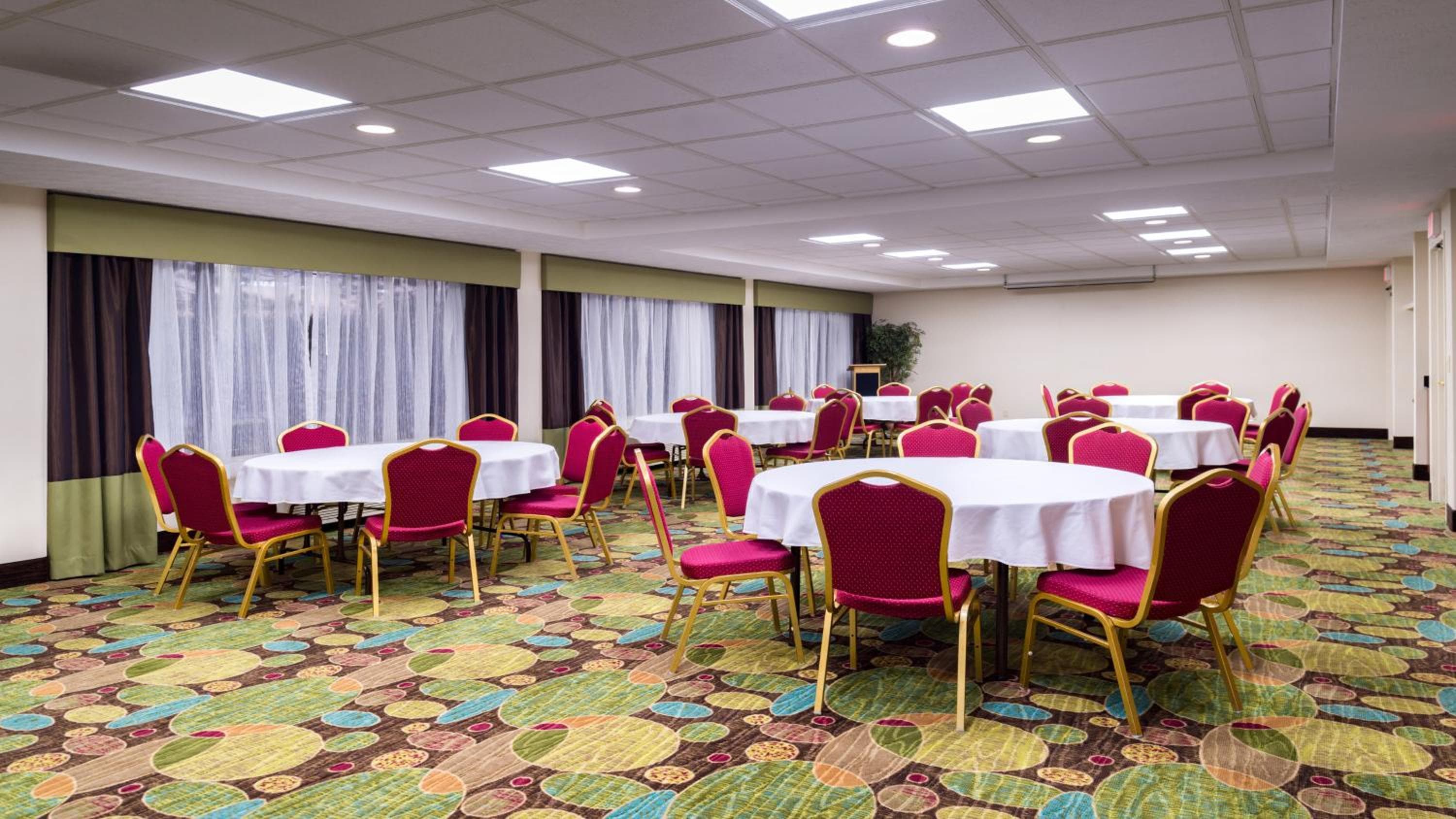 Holiday Inn Hotel & Suites Warren by IHG