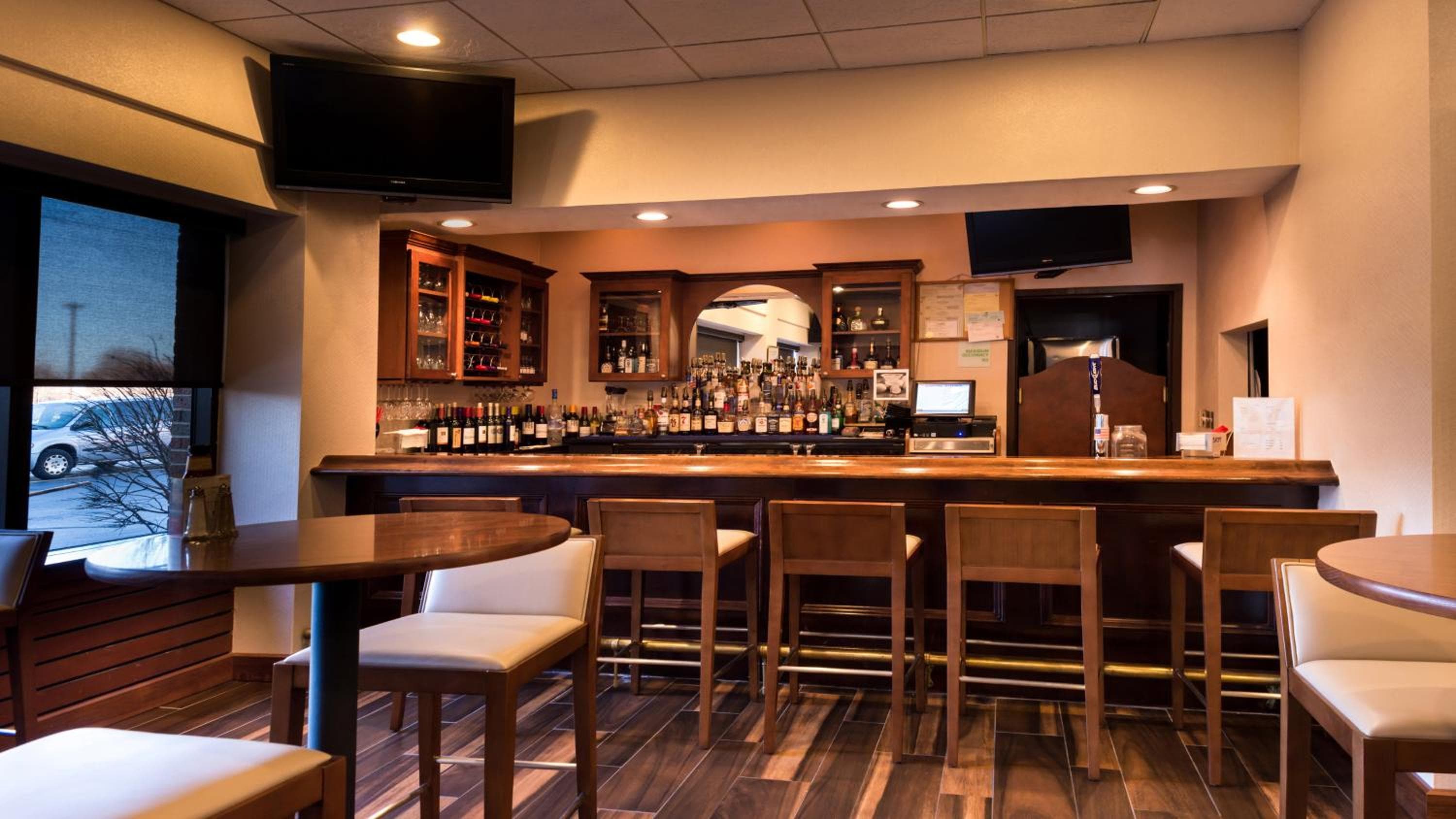 Holiday Inn Hotel & Suites Warren by IHG