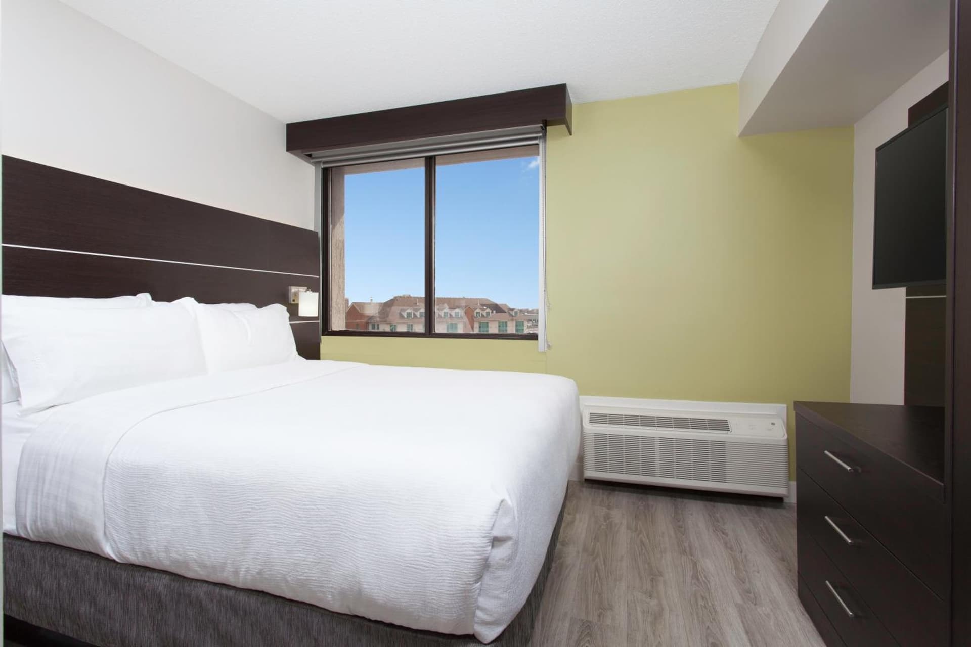 Holiday Inn Express & Suites Mississauga-Toronto Southwest by IHG