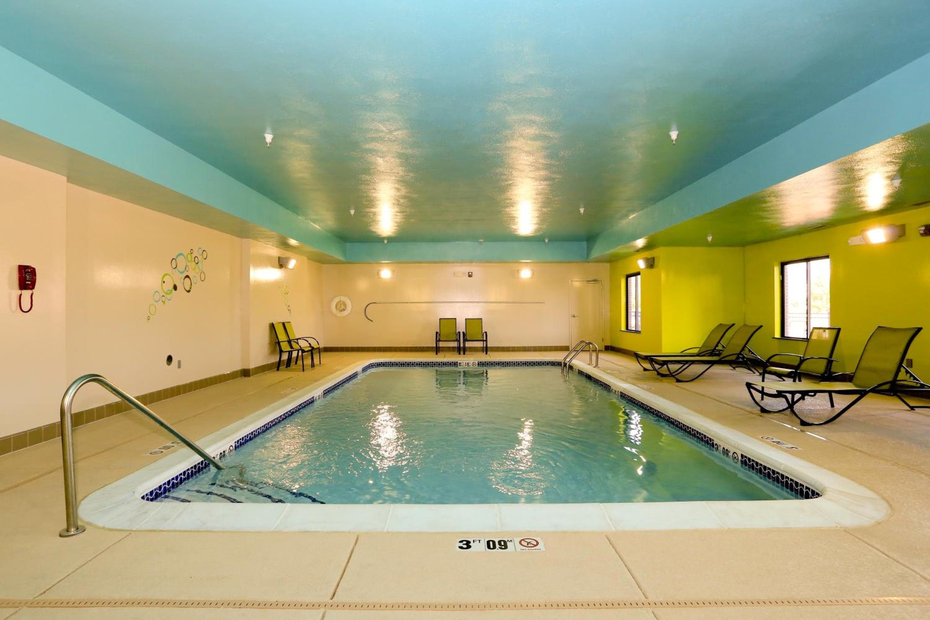 Holiday Inn Express & Suites Marion Northeast by IHG