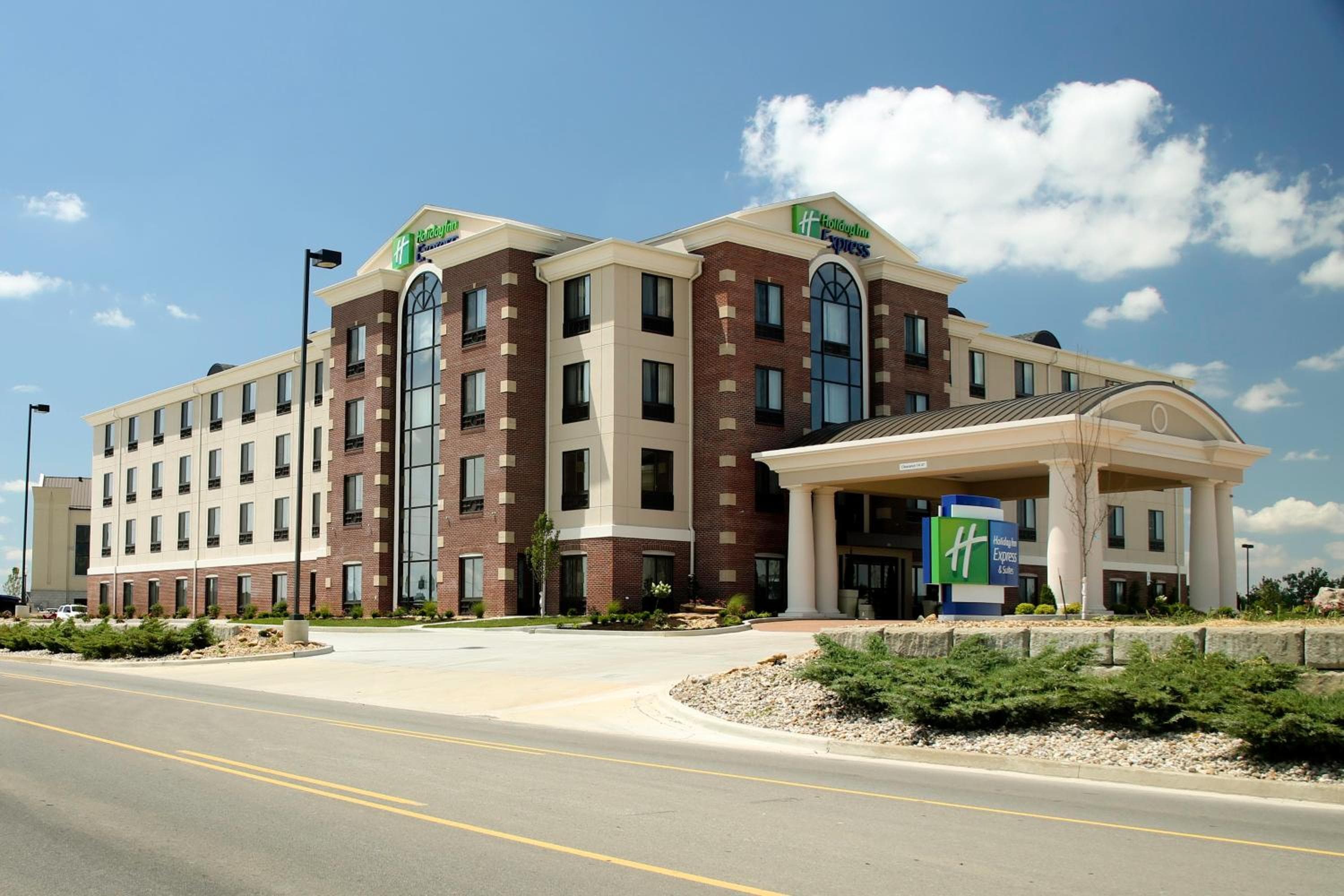 Holiday Inn Express & Suites Marion Northeast by IHG