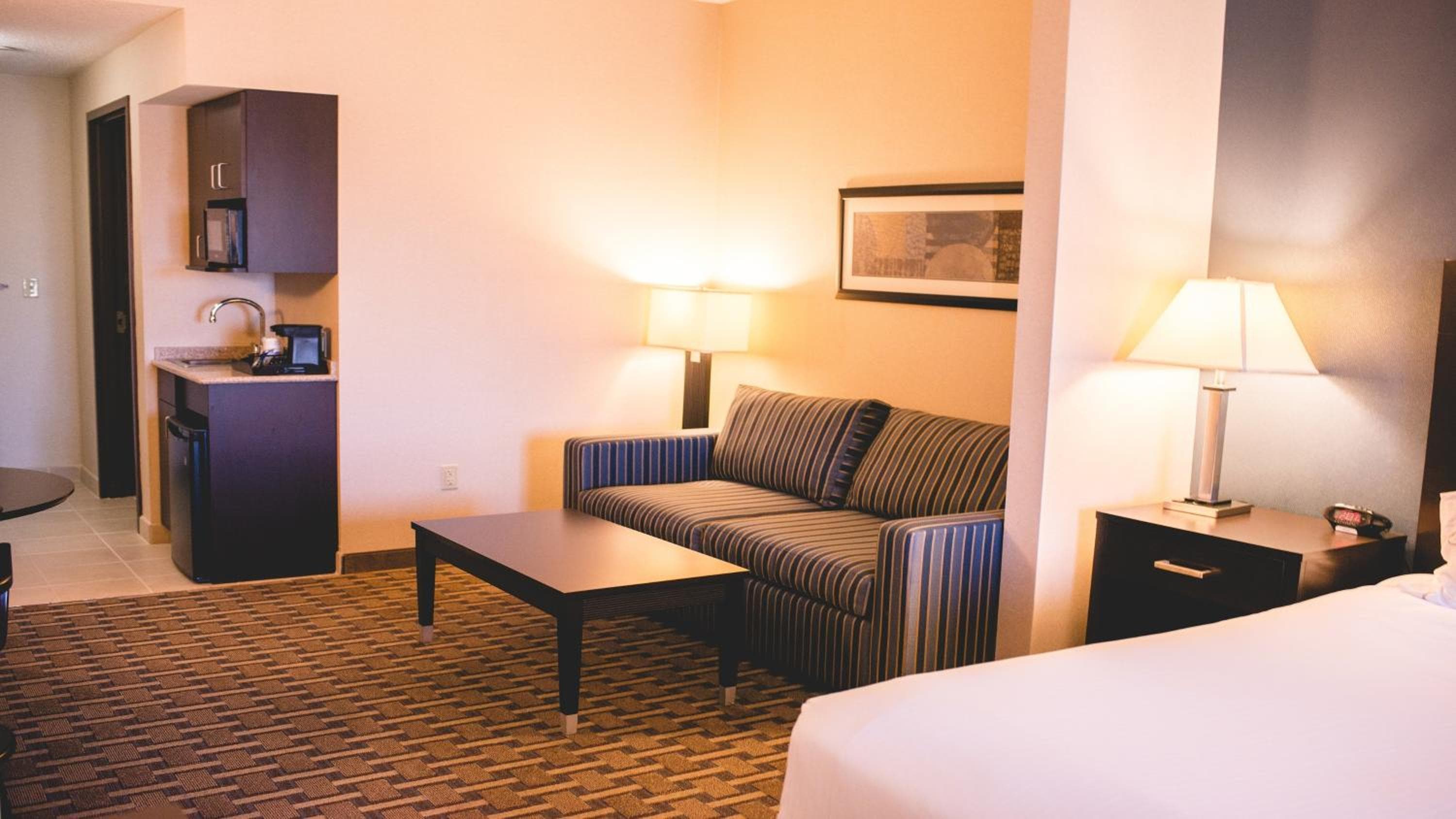 Holiday Inn Express & Suites Morton Peoria Area by IHG